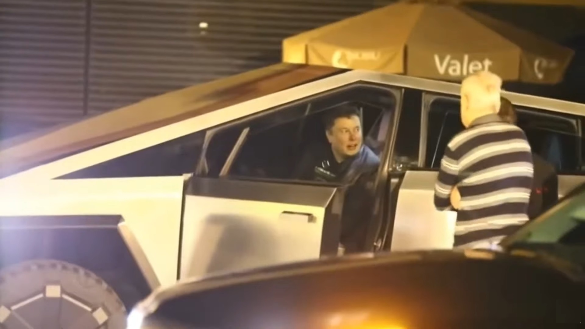 Chiec Tesla Cybertruck dau tien gap va cham hinh anh