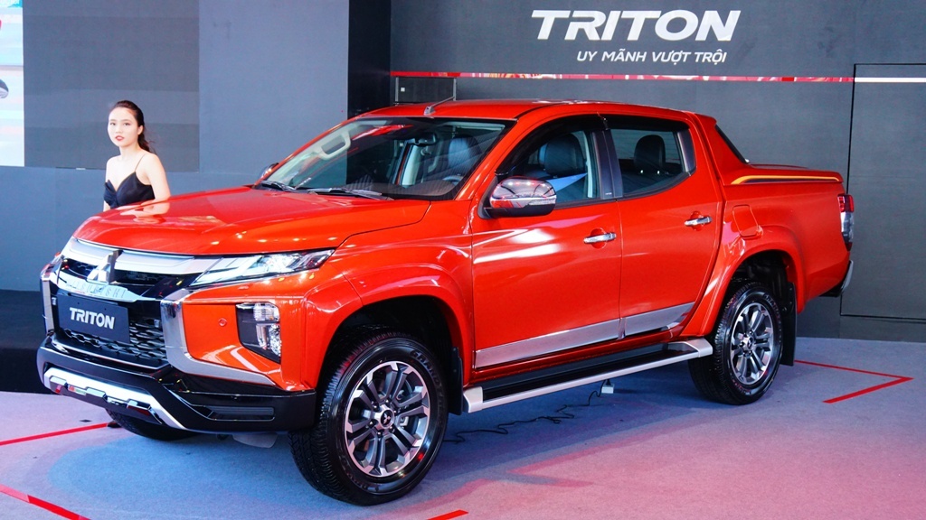 Ford Ranger giu vung ngoi dau bang xe ban tai, bo xa Mitsubishi Triton hinh anh