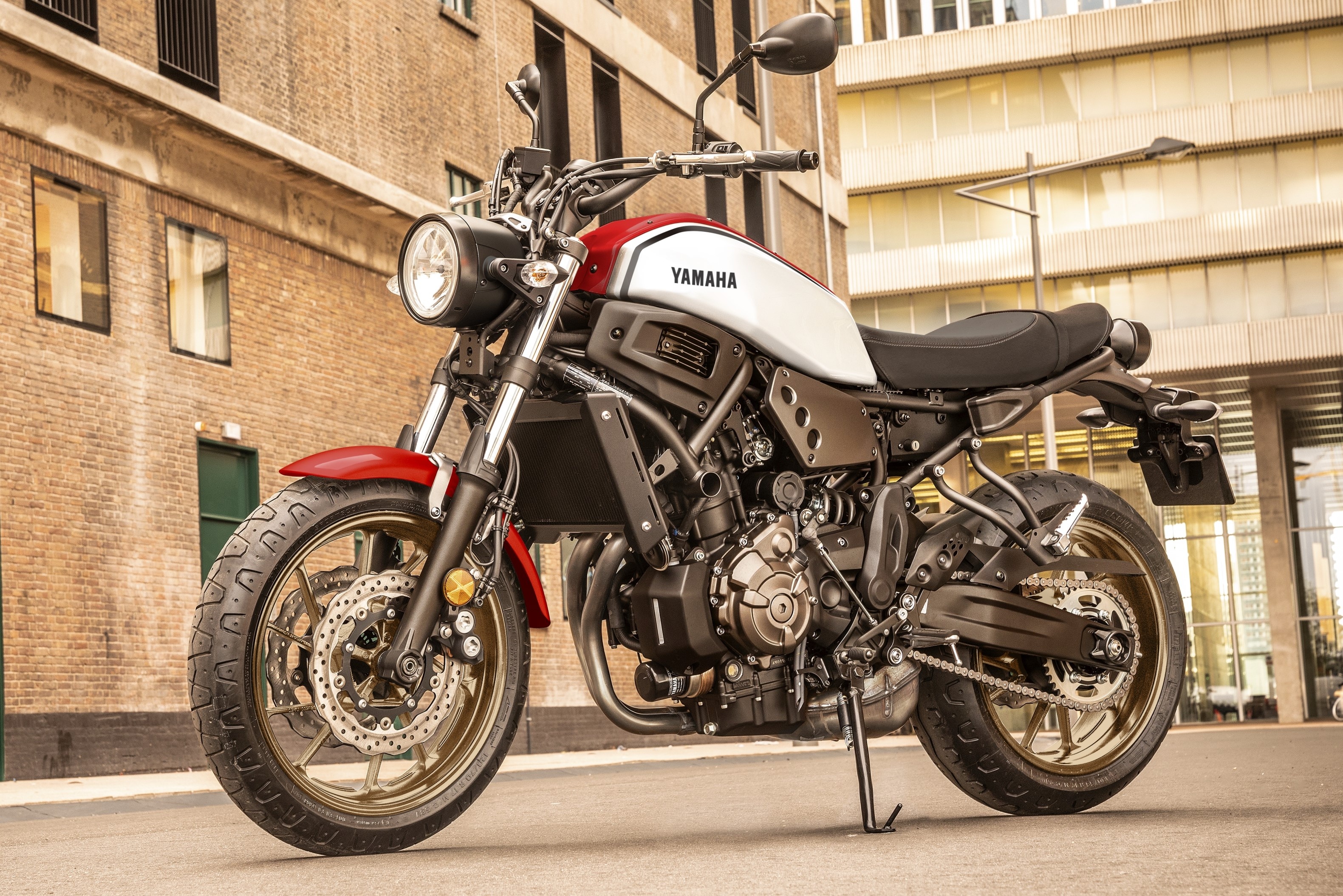 Yamaha XSR700 2020 bo sung mau moi, gia tu 8.500 USD hinh anh