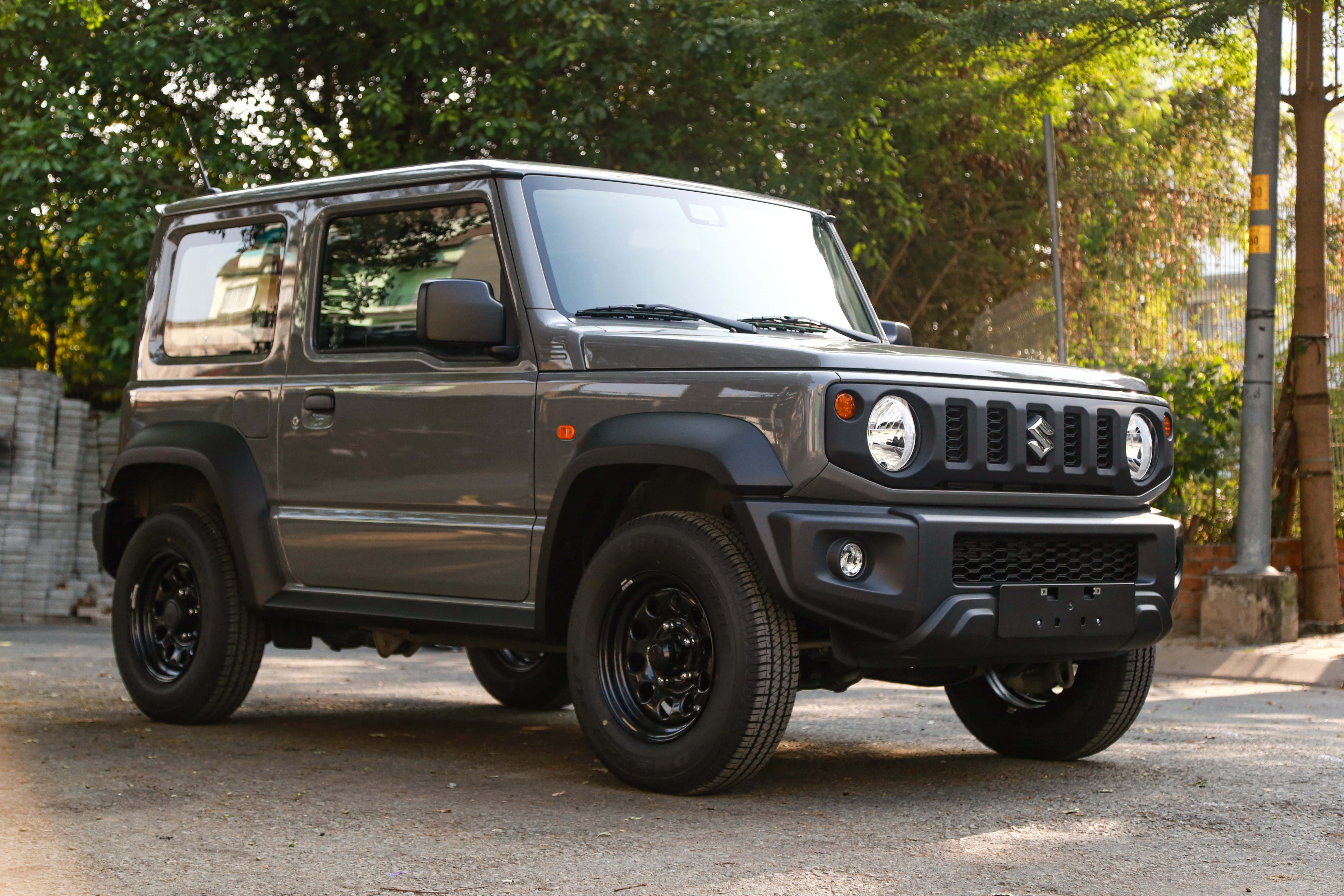 Khach mua phai cho 18 thang de nhan Suzuki Jimny hinh anh
