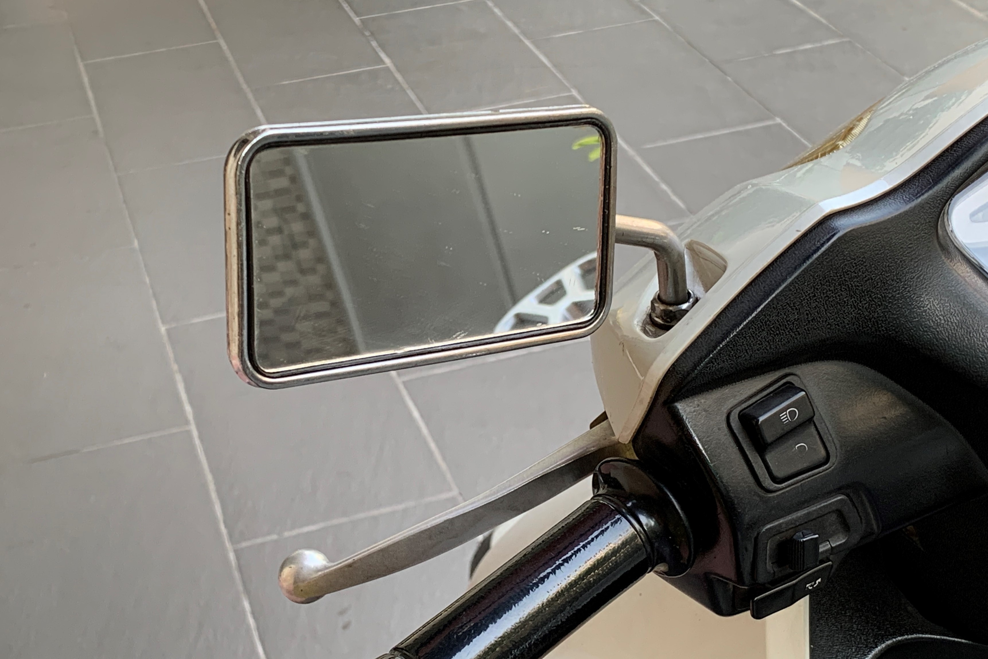 Xe may lap guong thoi trang mot ben co bi phat khong? hinh anh