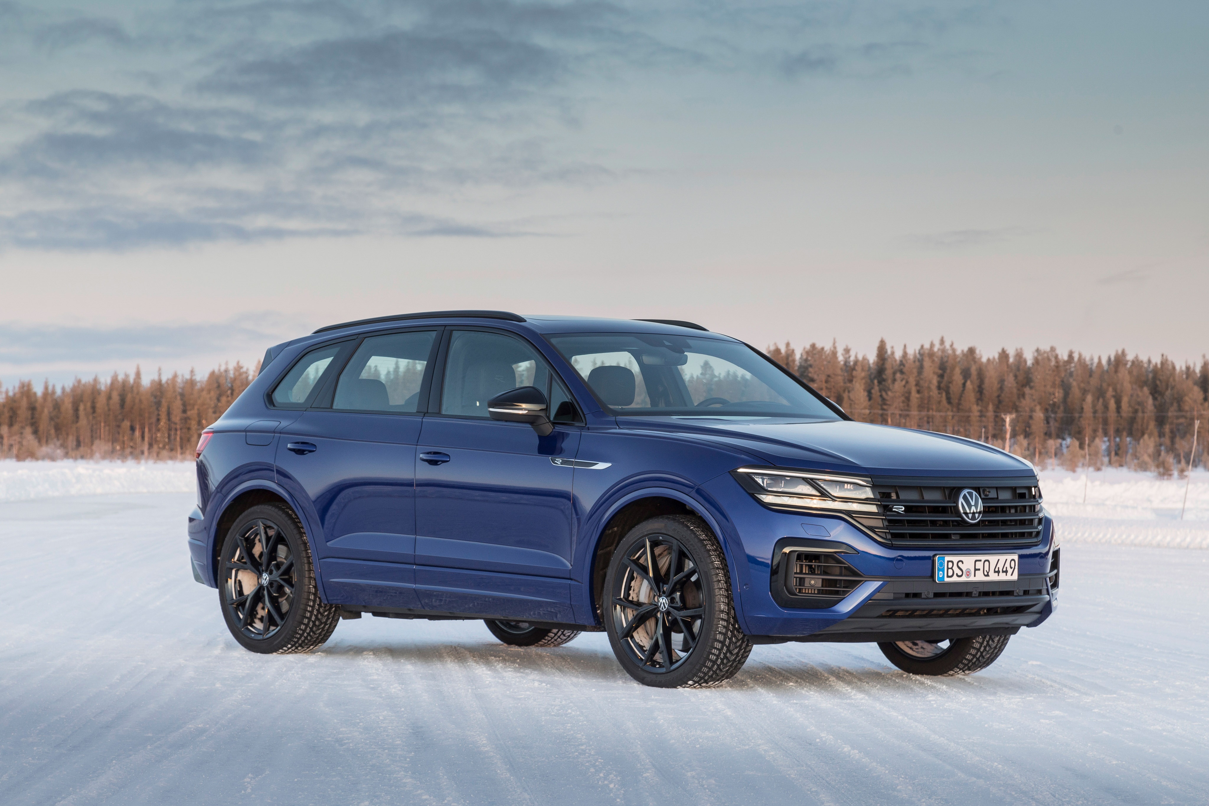 Volkswagen Touareg R - SUV hieu suat cao manh 455 ma luc hinh anh