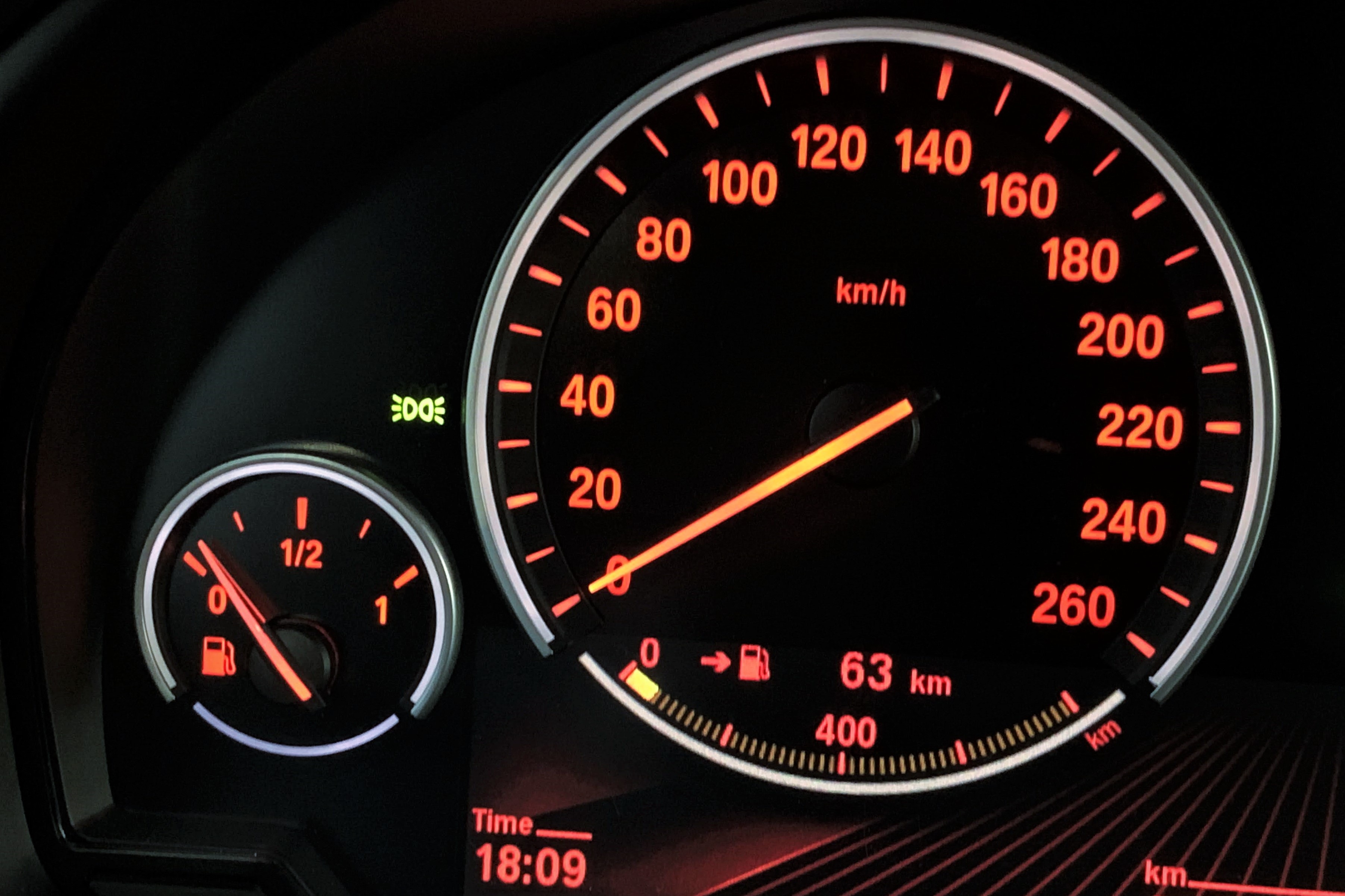 Oto thuong xuyen chay den khi xang gan can co hai hay khong? hinh anh