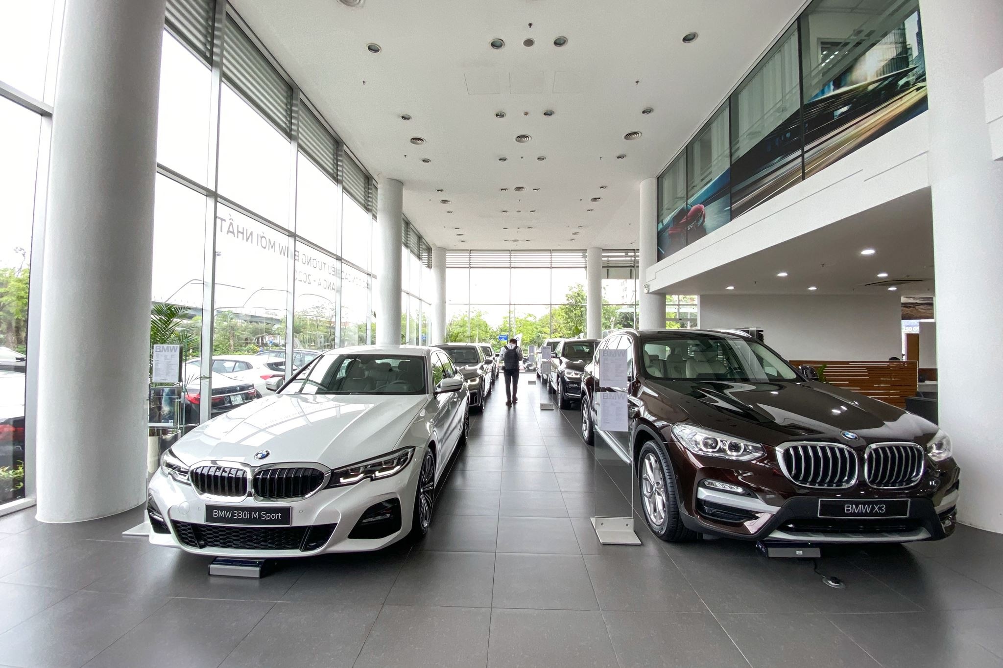 Khach hang o TP.HCM tranh thu dat coc mua oto du chua the ra bien hinh anh