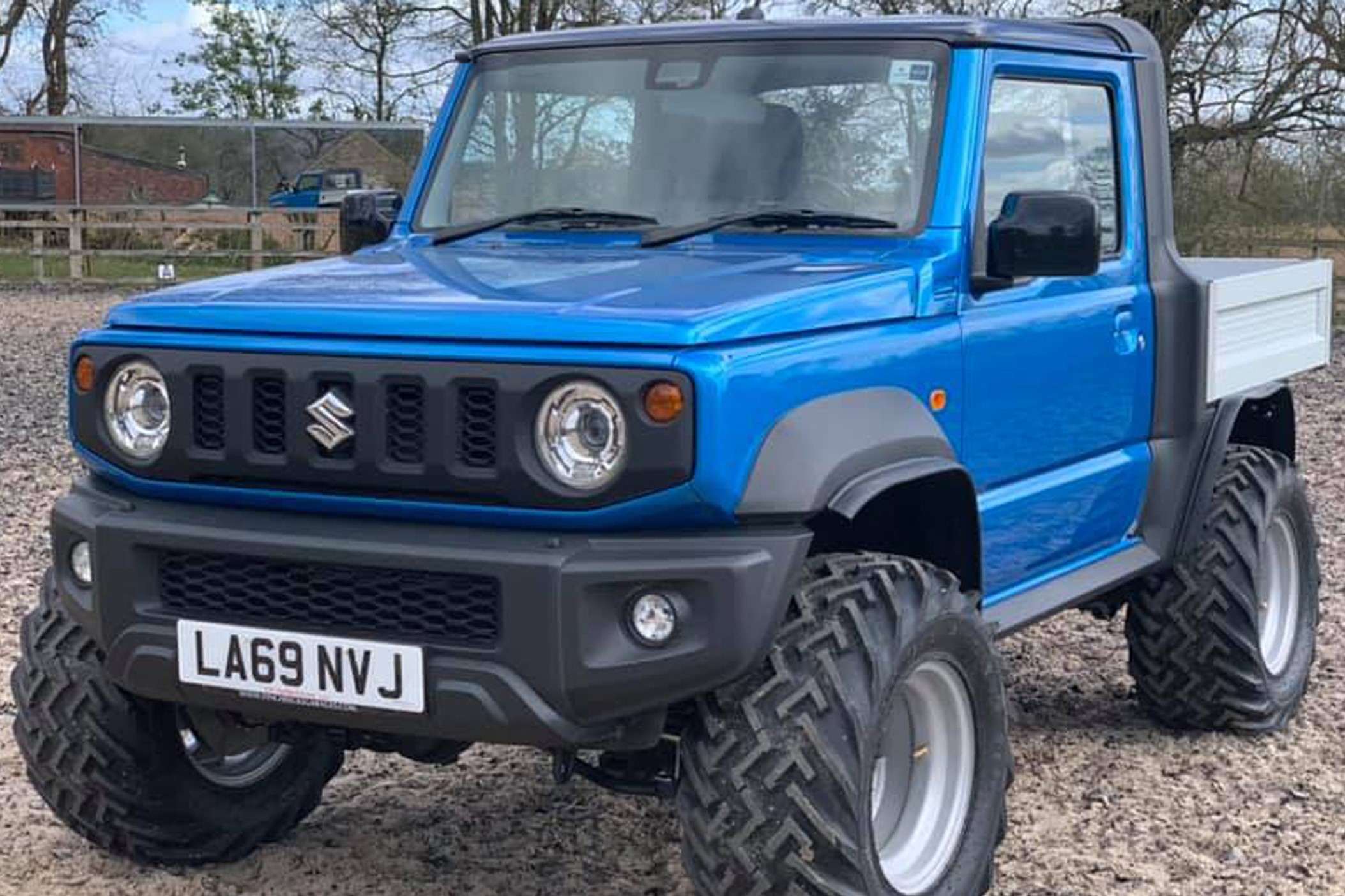 Do SUV Suzuki Jimny thanh xe ban tai dung lam nong hinh anh
