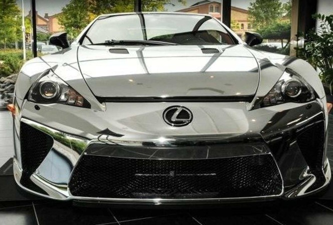Sieu xe Lexus LFA cu duoc ban gia hon mot trieu USD hinh anh