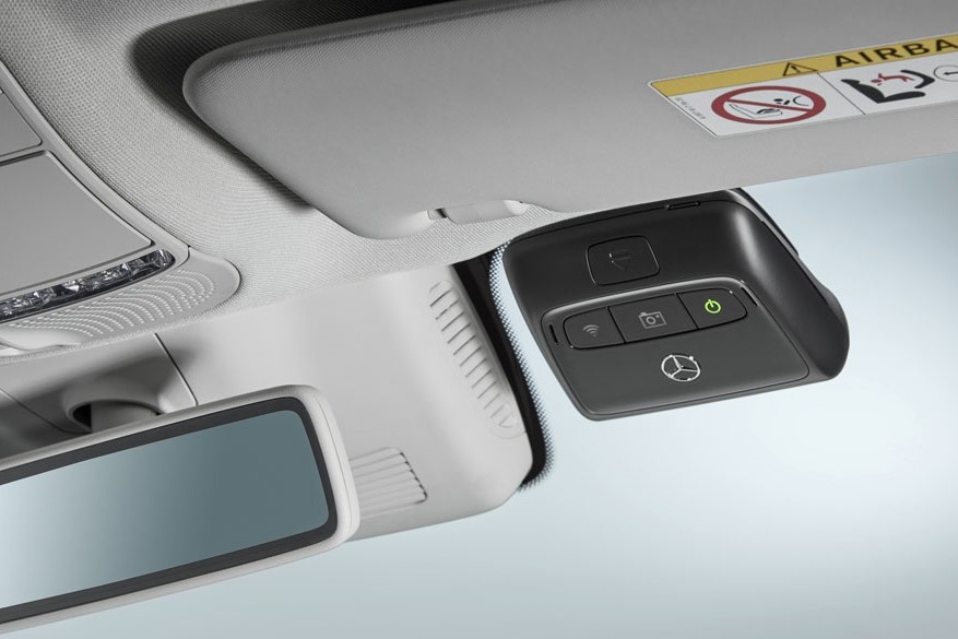 Nguoi dung noi gi ve camera hanh trinh Mercedes VN gia cao? hinh anh