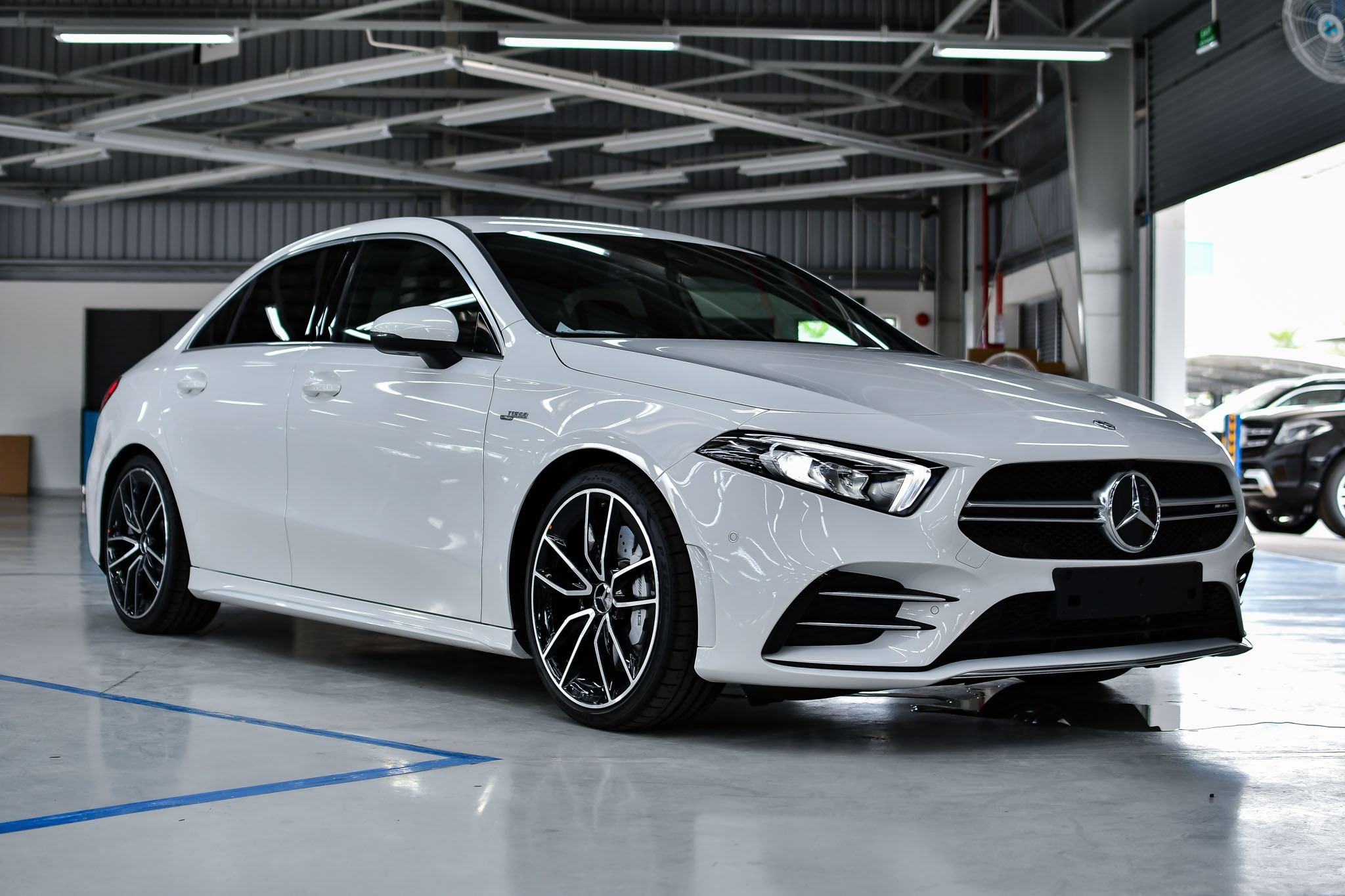 Mercedes-AMG A 35 4MATIC Sedan - xe the thao gia 2,249 ty tai VN hinh anh