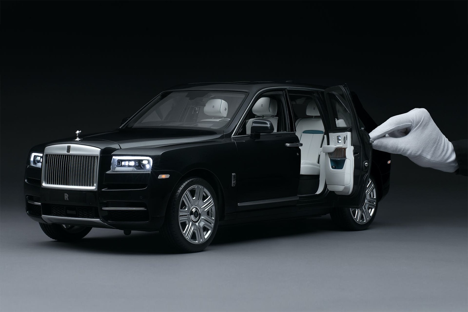 Mo hinh Rolls-Royce Cullinan thu nho dat hon xe pho thong hinh anh