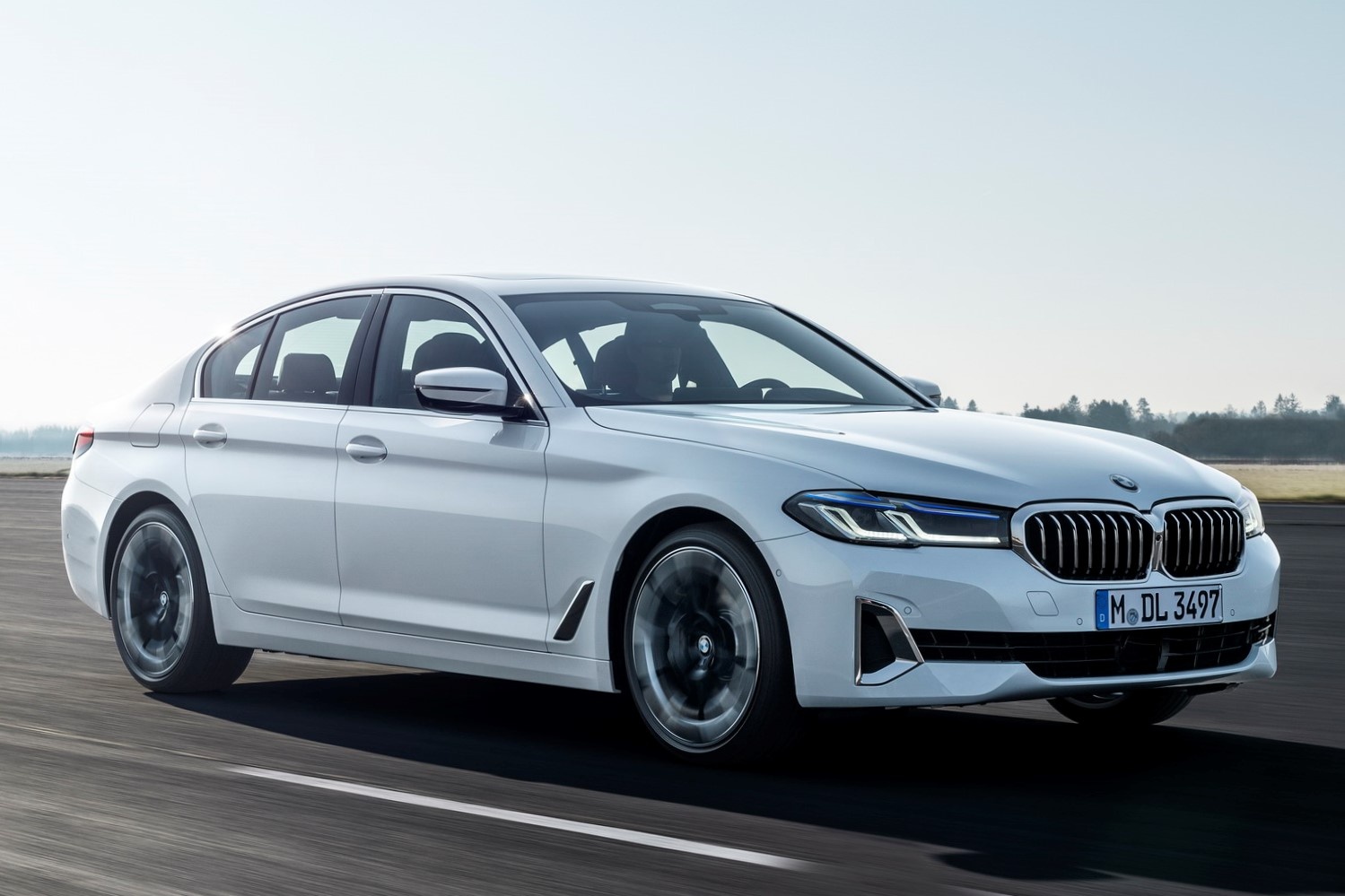 BMW 5-Series 2021 ra mat - doi thu Mercedes E-Class va Audi A6 hinh anh