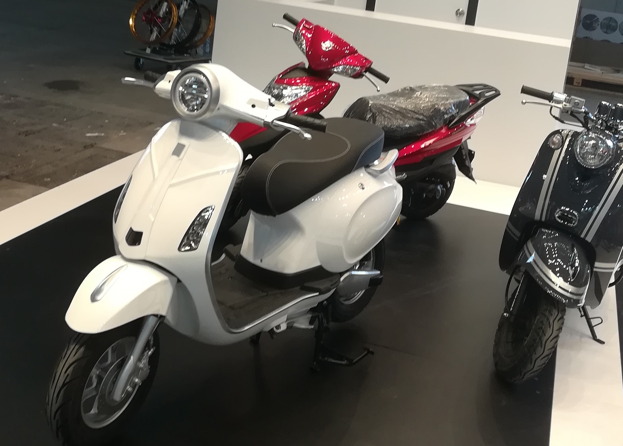 Xe Trung Quoc nhai Vespa Primavera bi bac don dang ky kieu dang hinh anh