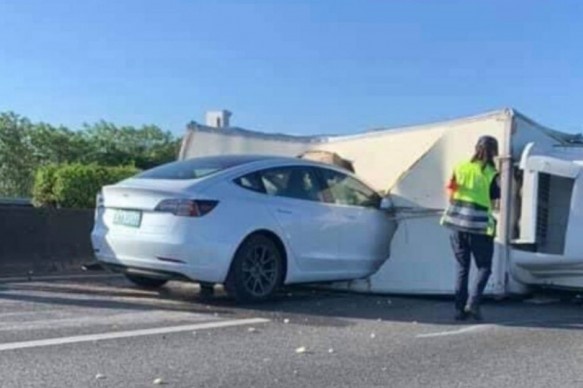 Tesla Model 3 tu lai dam vao xe tai bi lat tren cao toc hinh anh