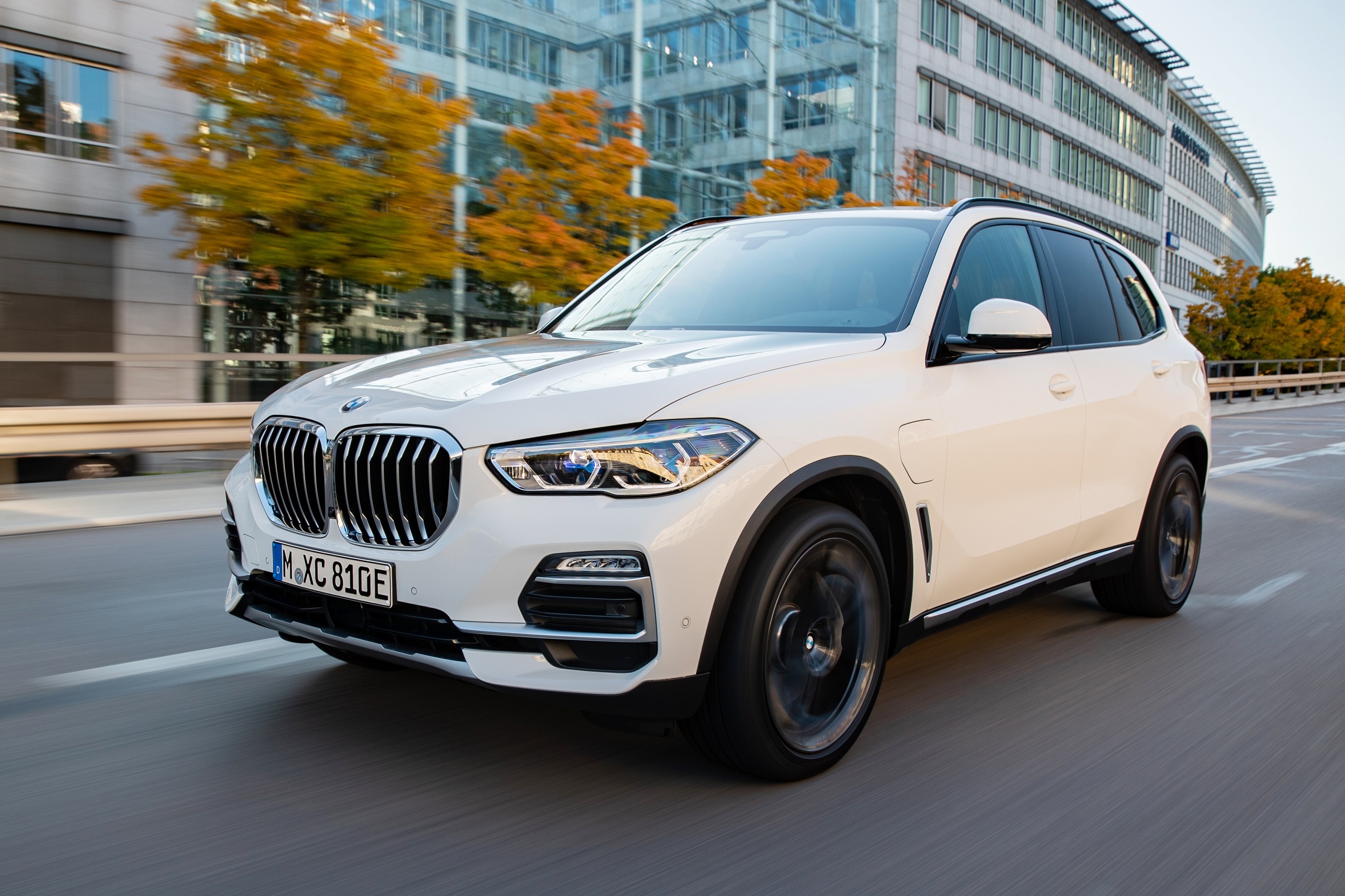 BMW X5 2021 plug-in-hybrid manh 389 ma luc, gia tu 66.400 USD hinh anh