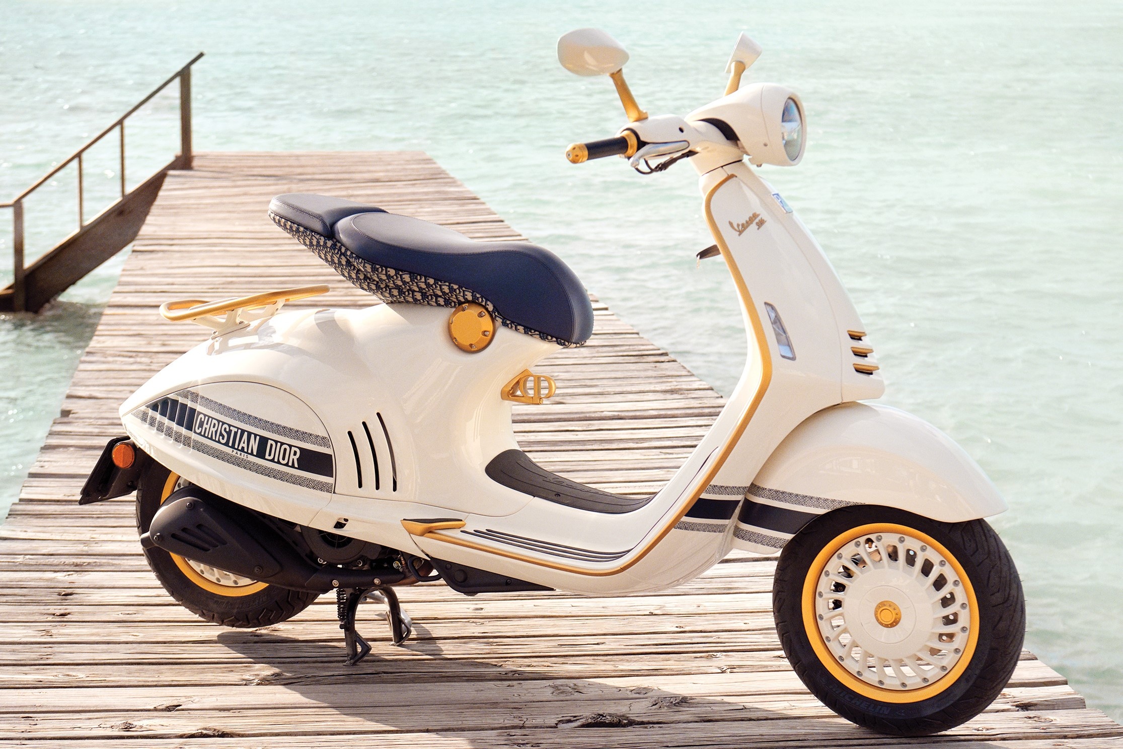 Vespa 946 ban dac biet ket hop cung thuong hieu Dior hinh anh