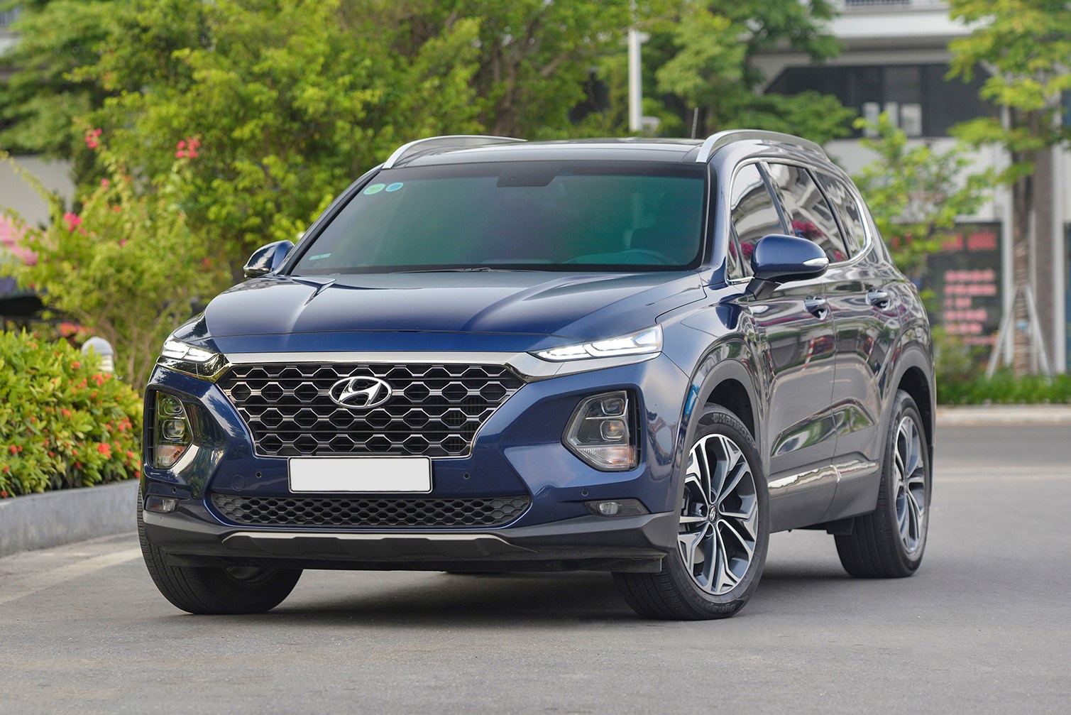 Hyundai Santa Fe, BMW 5-Series dang duoc giam gia xa hang o Viet Nam hinh anh