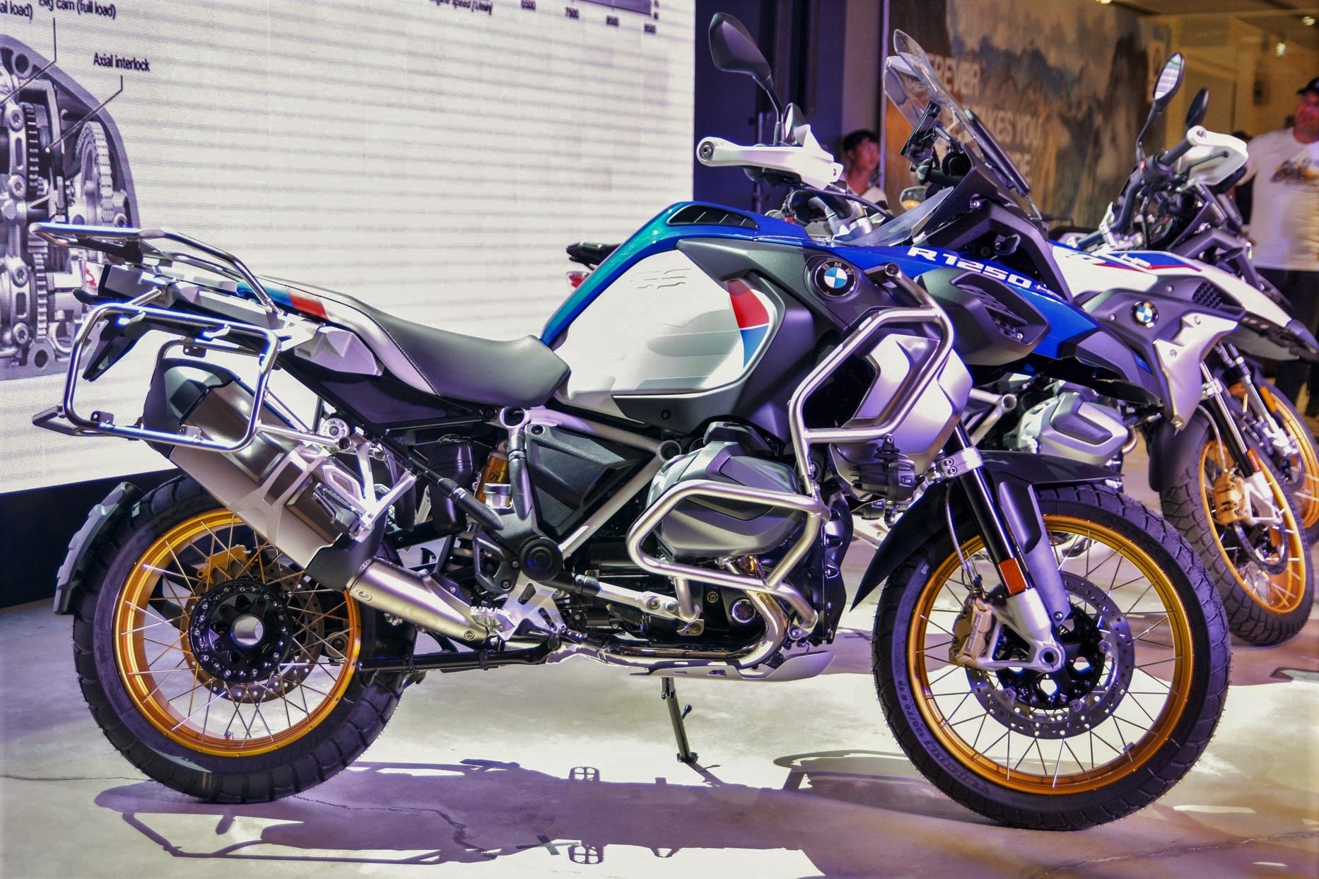 Xe phuot chinh hang 400-700 trieu chon Triumph, Suzuki hay BMW hinh anh