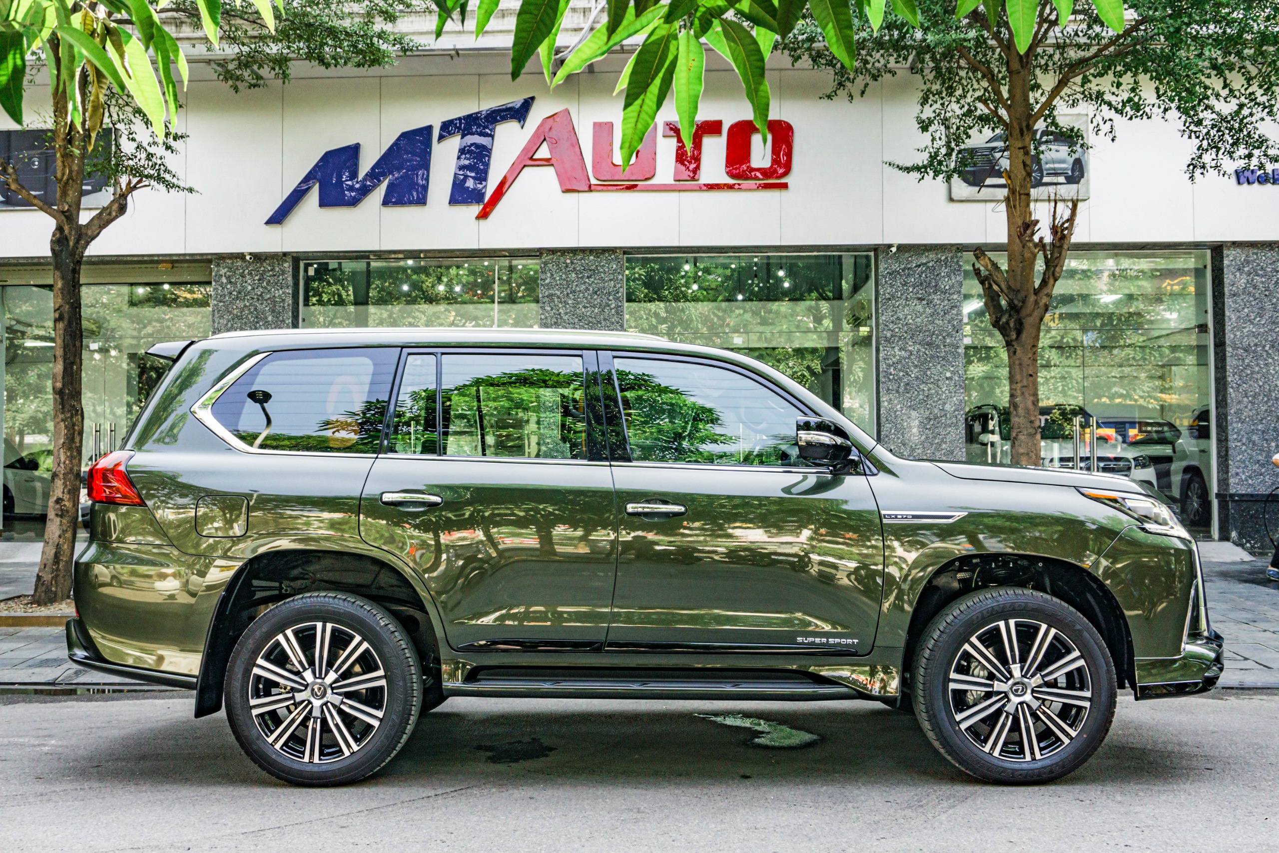 Lexus LX 570 nang cap 4 cho anh 6