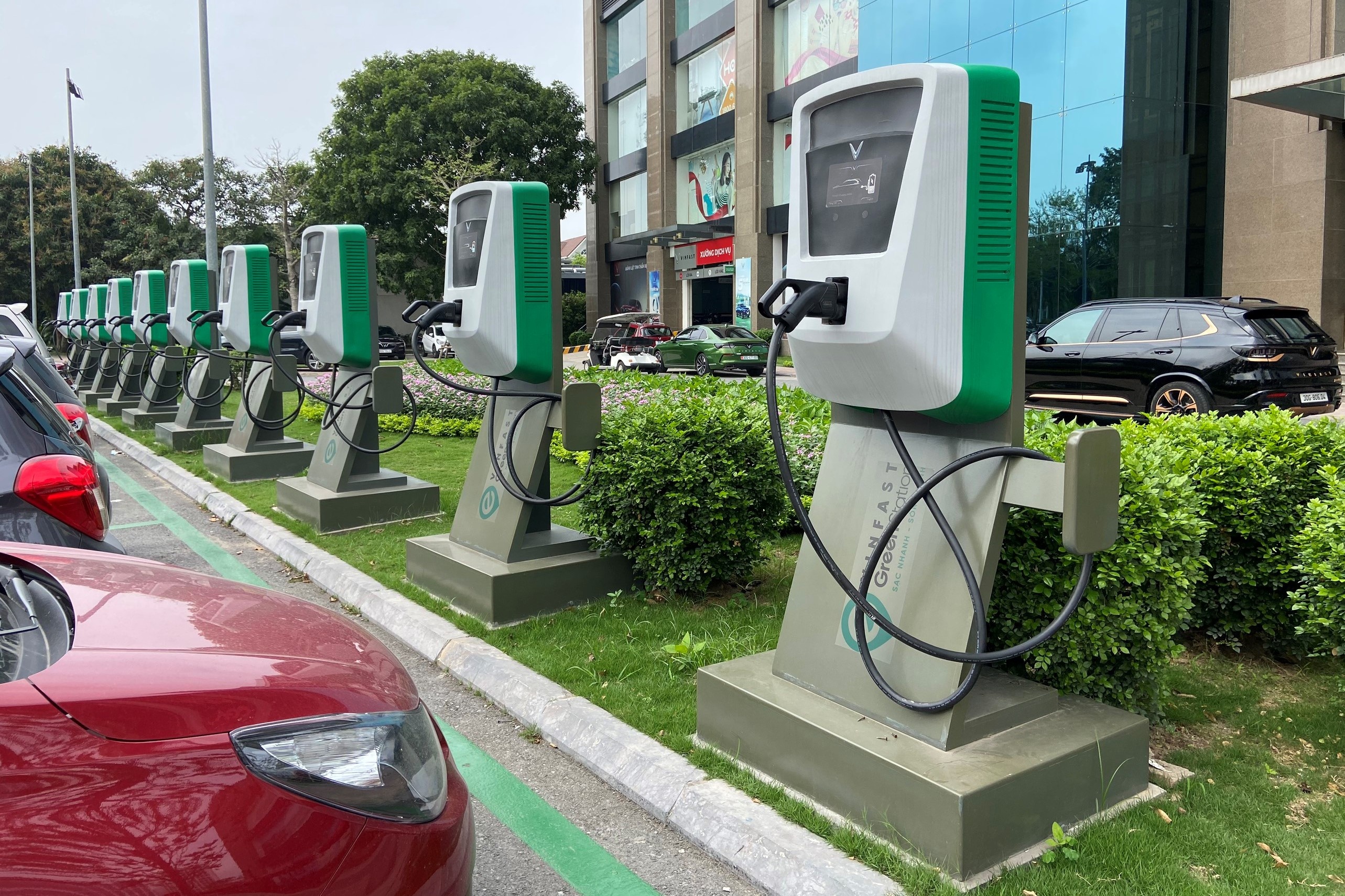 Xe dien tiet kiem hon oto truyen thong 60% hinh anh