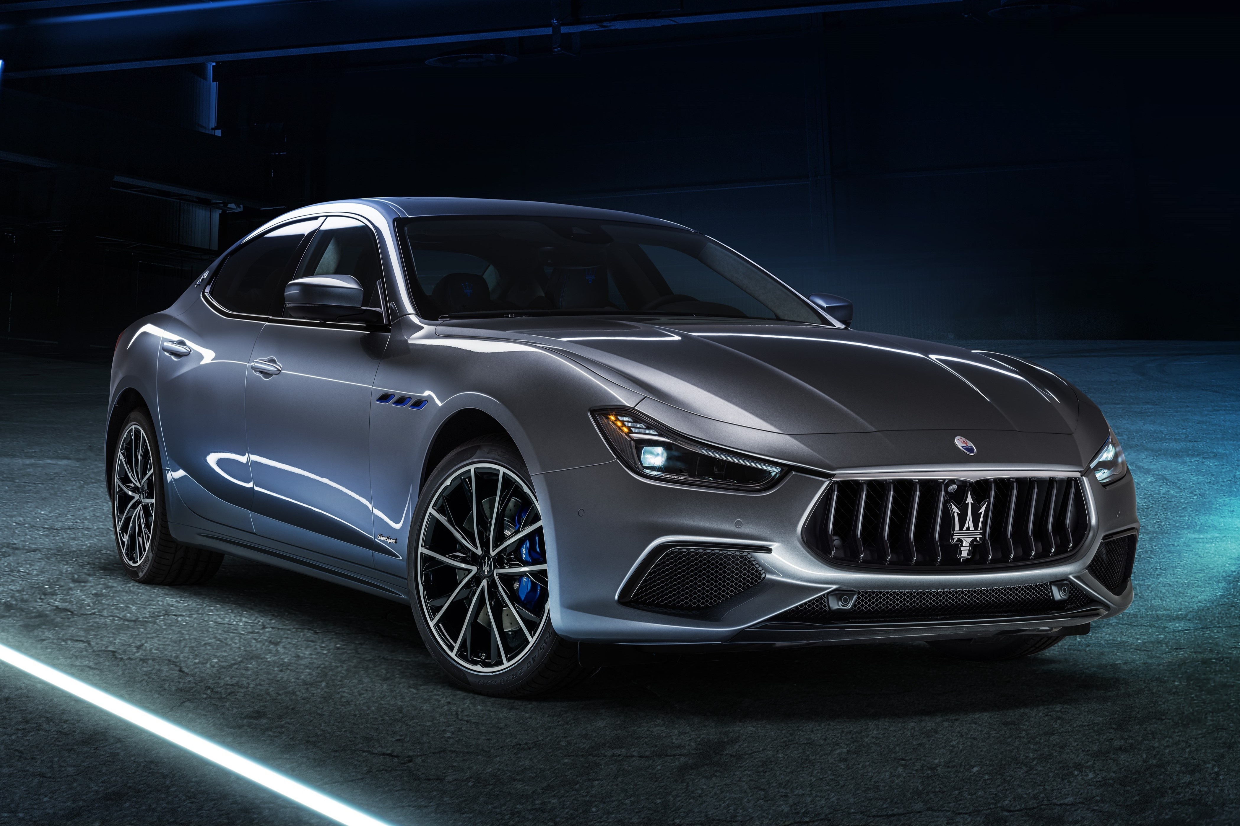 Ghibli Hybrid 2021 ra mat - chiec xe lai dau tien cua Maserati hinh anh