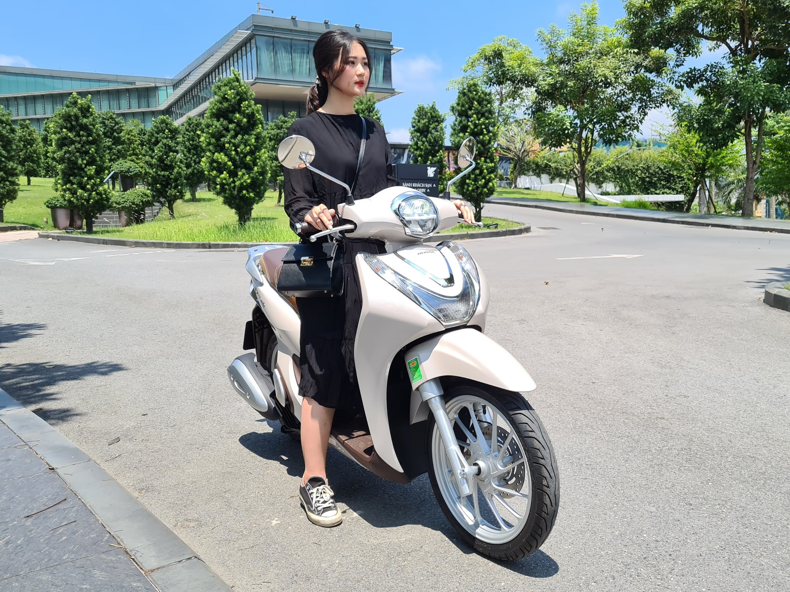 Honda SH Mode 2020 - nguoi dung noi gia cao, kieu dang cham thay doi hinh anh