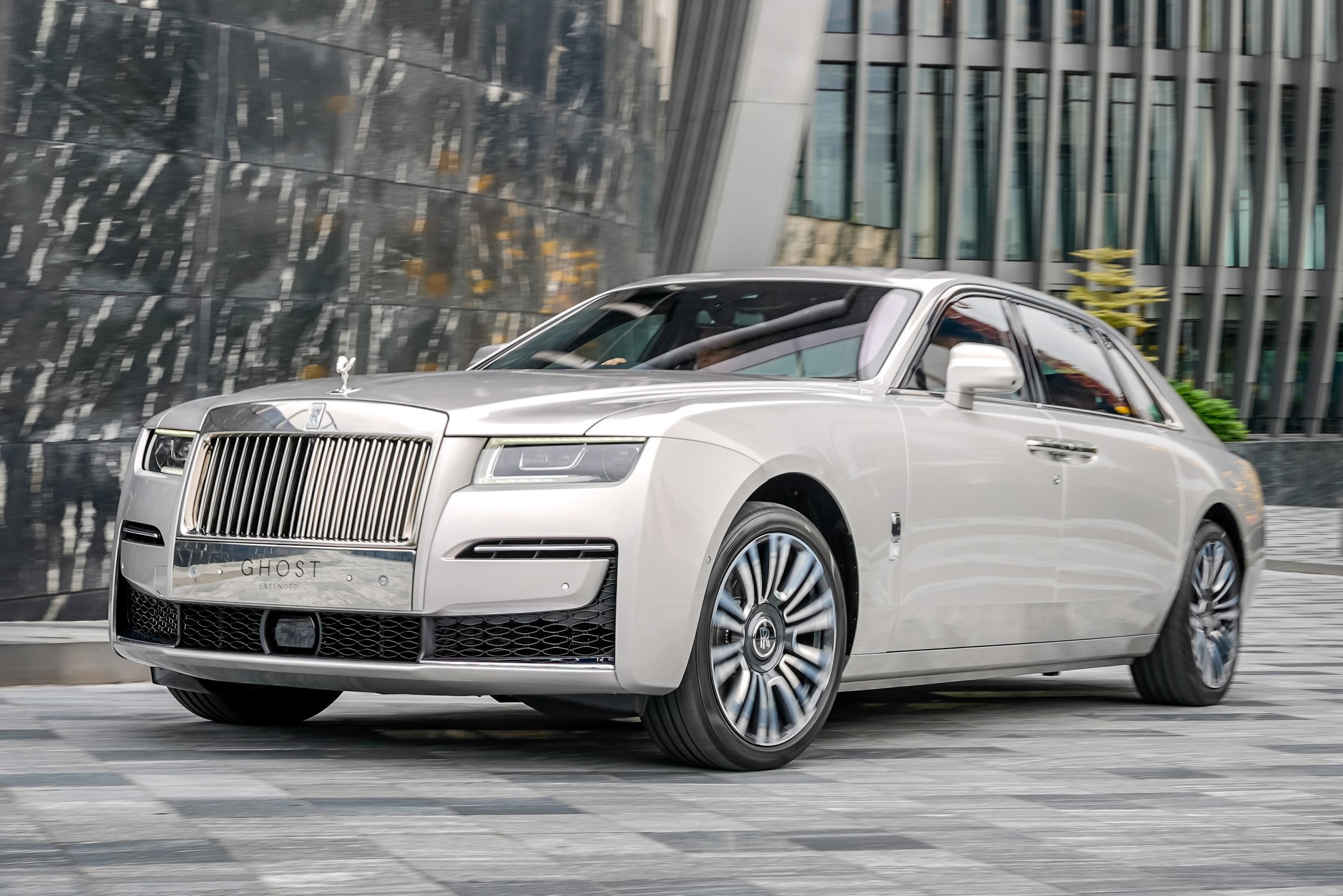 Chi tram trieu thue Rolls-Royce, Lamborghini chay dam cuoi hinh anh