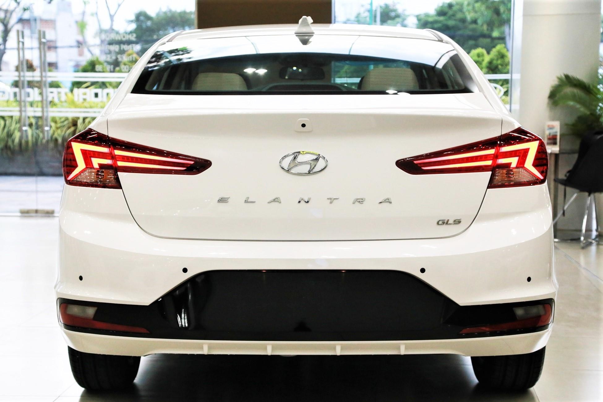 Toyota Vios GR-S hay Hyundai Elantra 1.6 AT ảnh 5 Toyota Vios GR-S hay Hyundai Elantra 1.6 AT anh 5