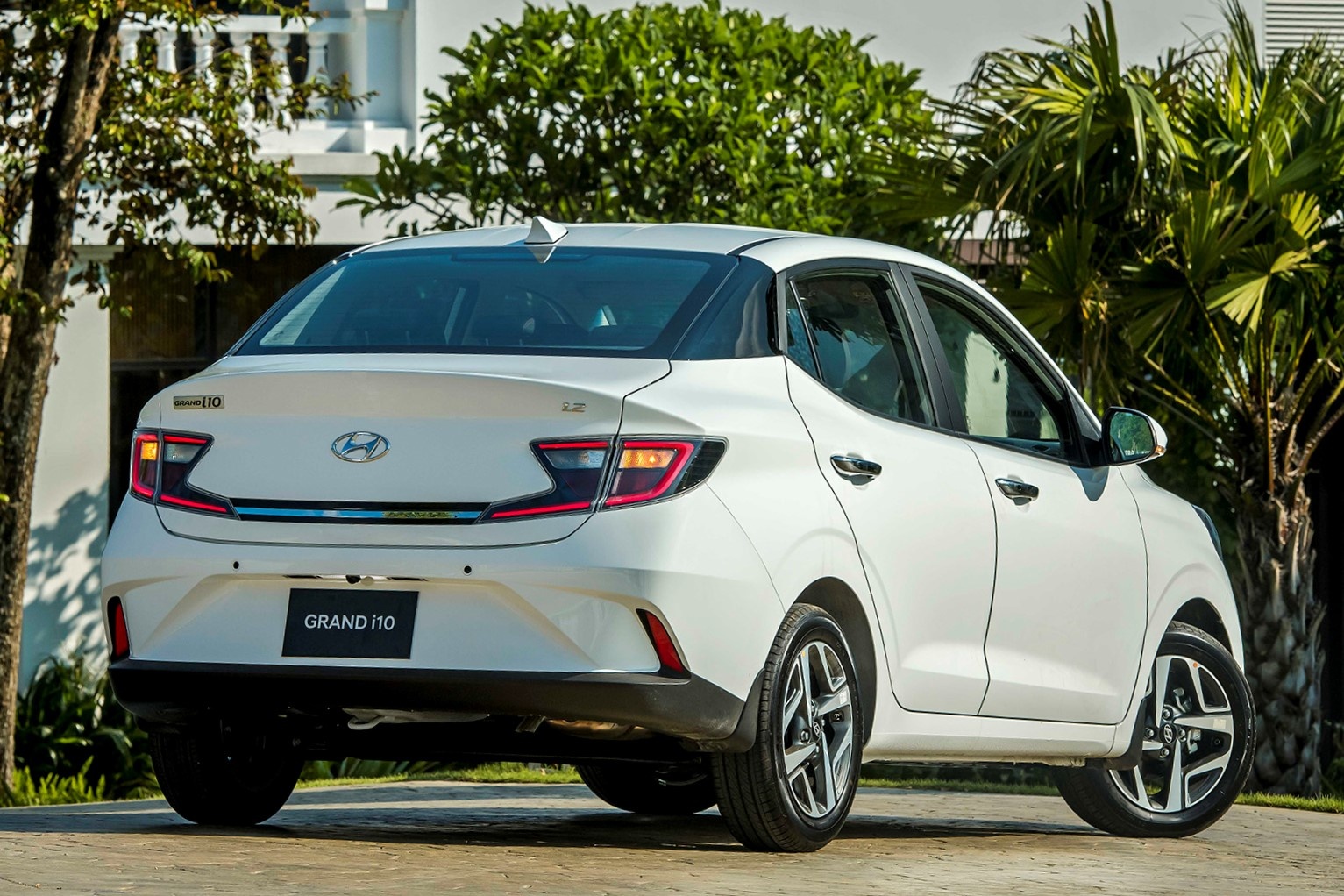 Hyundai Grand i10 hay Mitsubishi Attrage anh 4