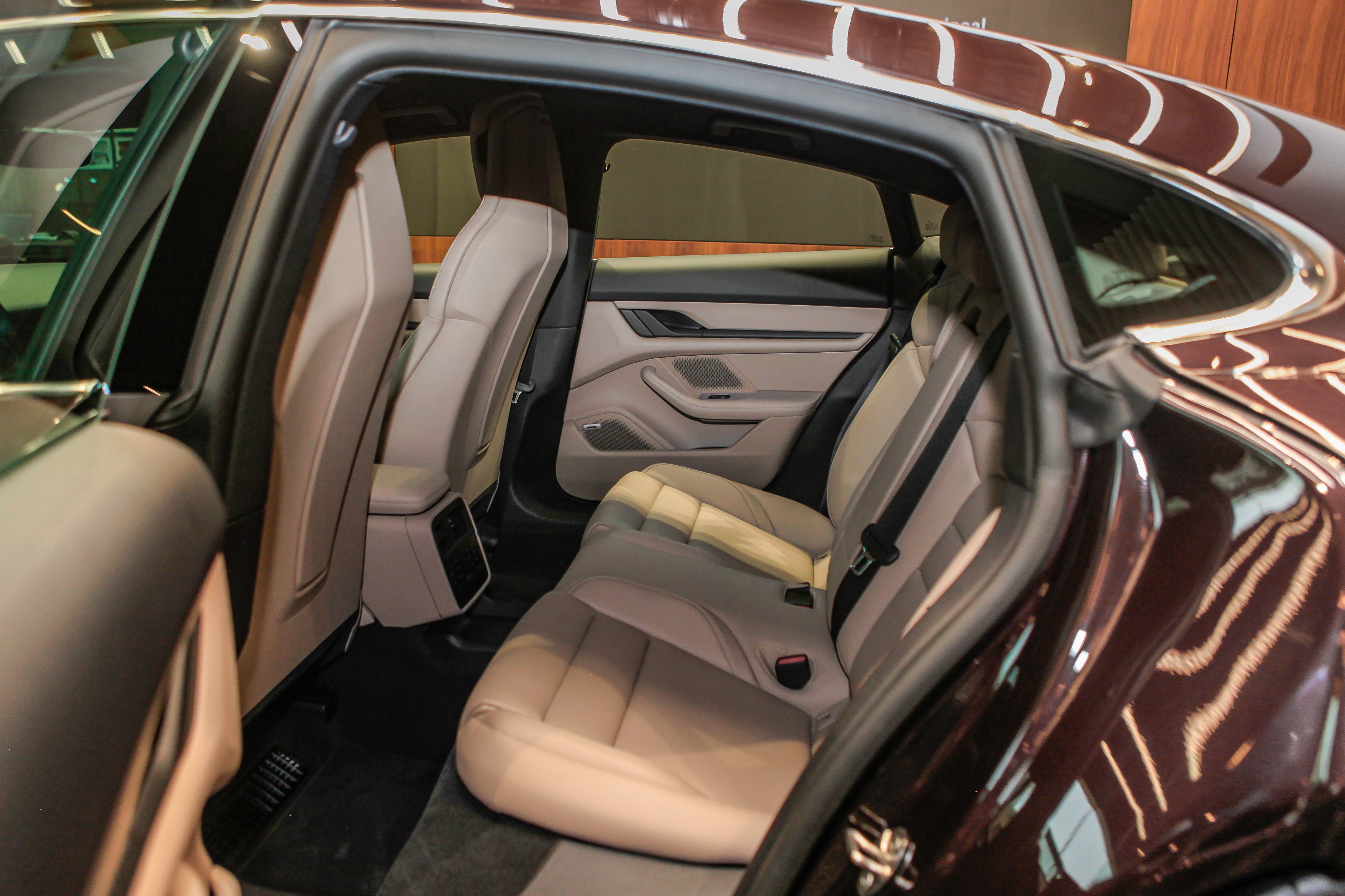 Porsche Taycan trang bi bo mam 300 trieu dong anh 16