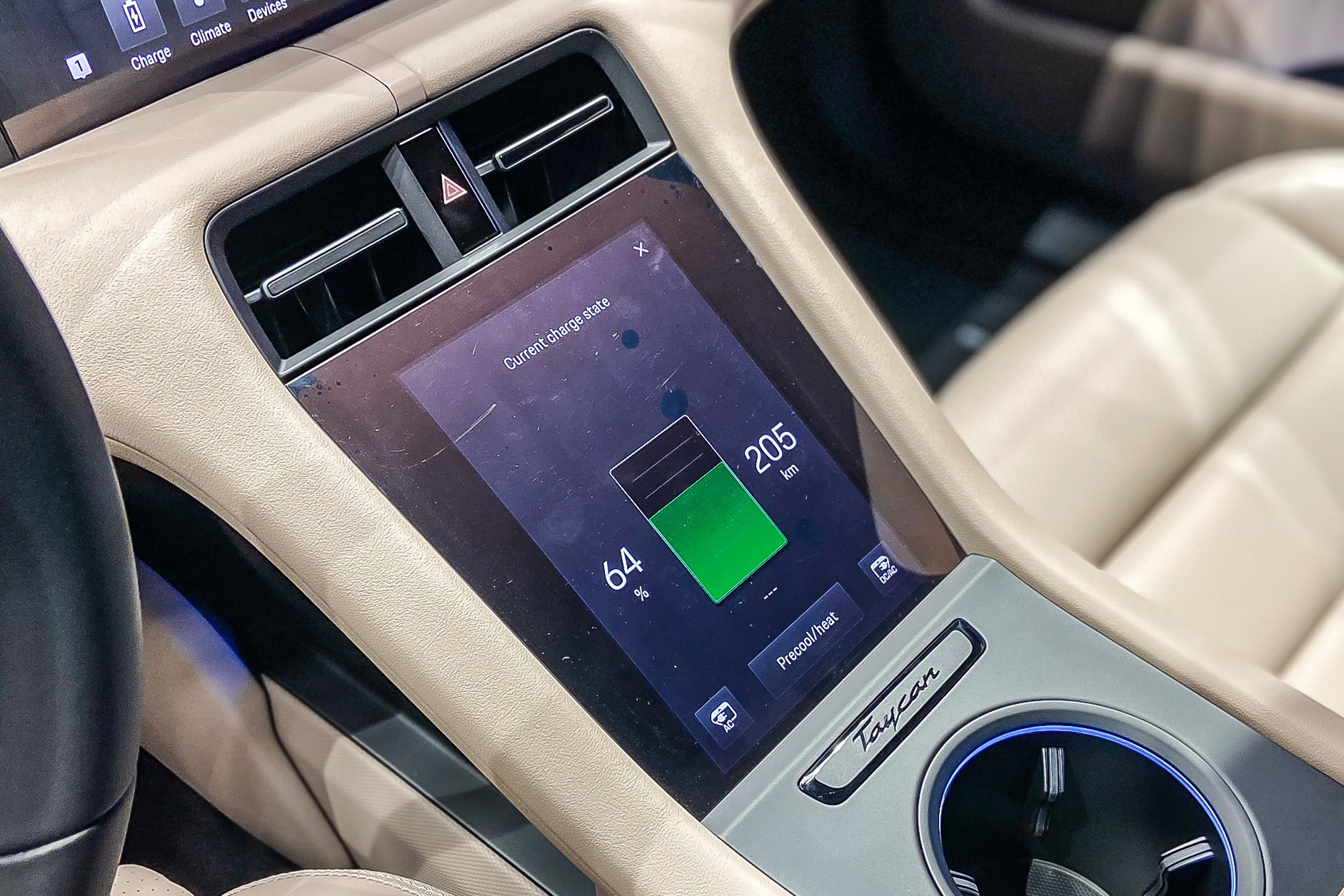 Porsche Taycan trang bi bo mam 300 trieu dong anh 18