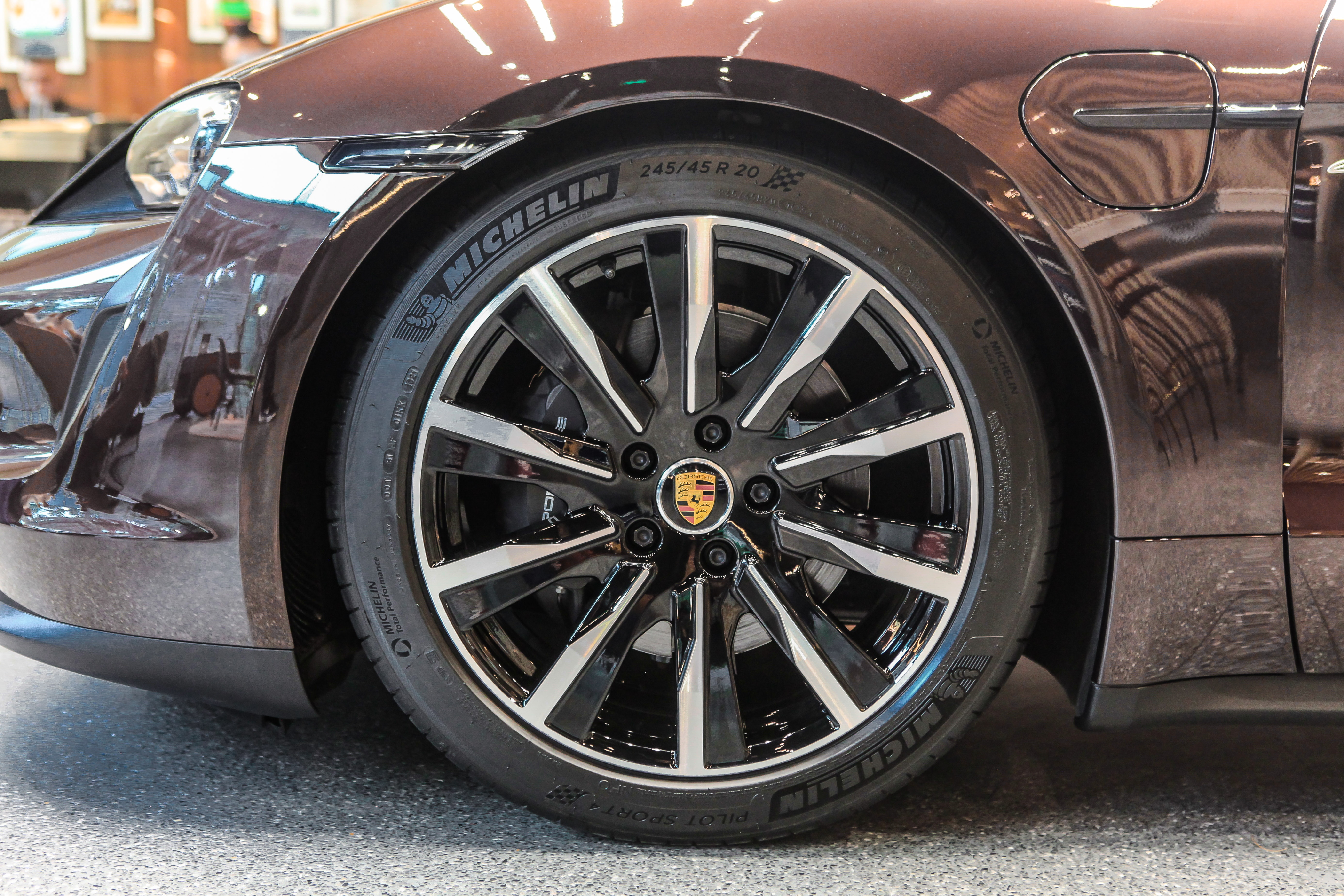 Porsche Taycan trang bi bo mam 300 trieu dong anh 6