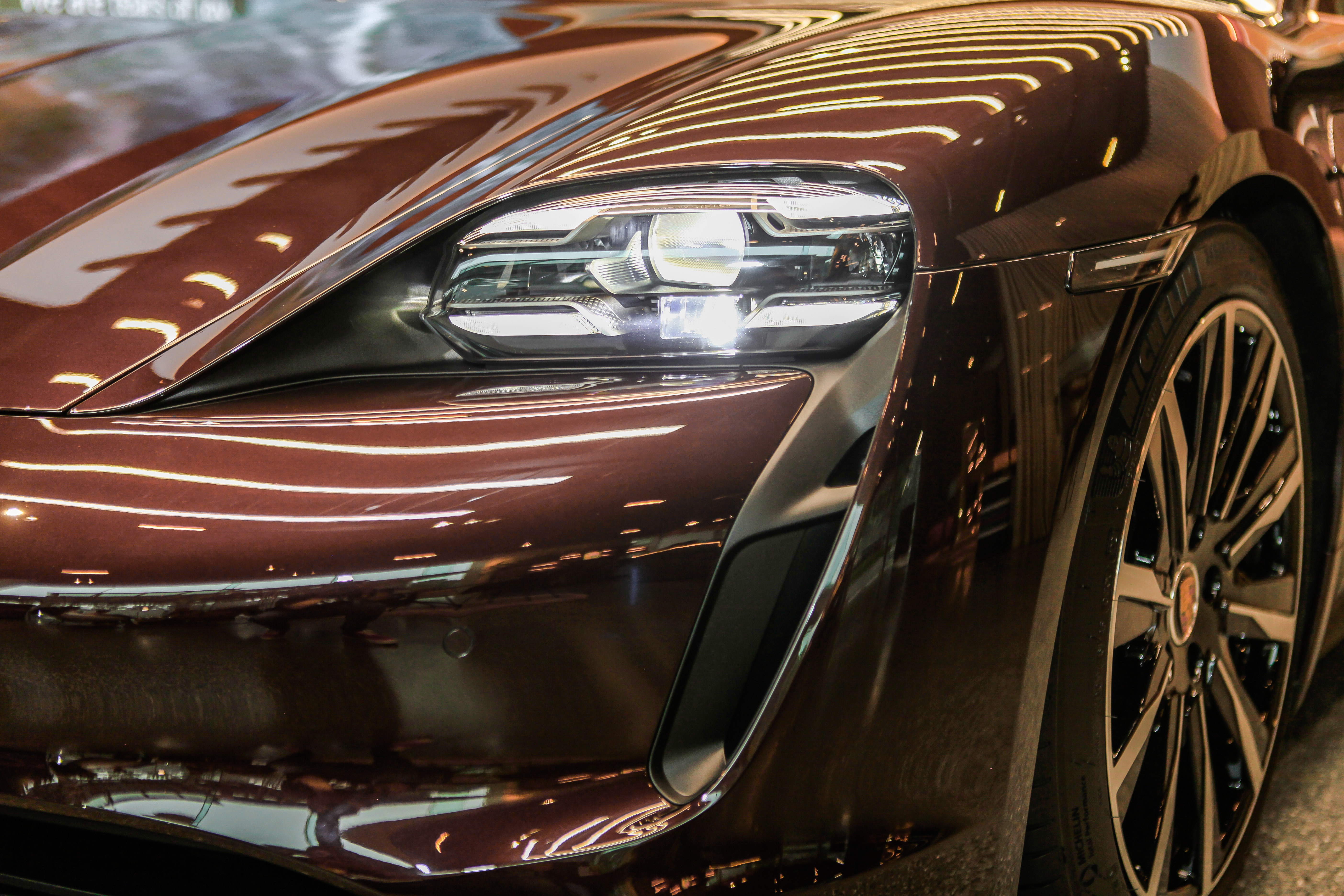 Porsche Taycan trang bi bo mam 300 trieu dong anh 5