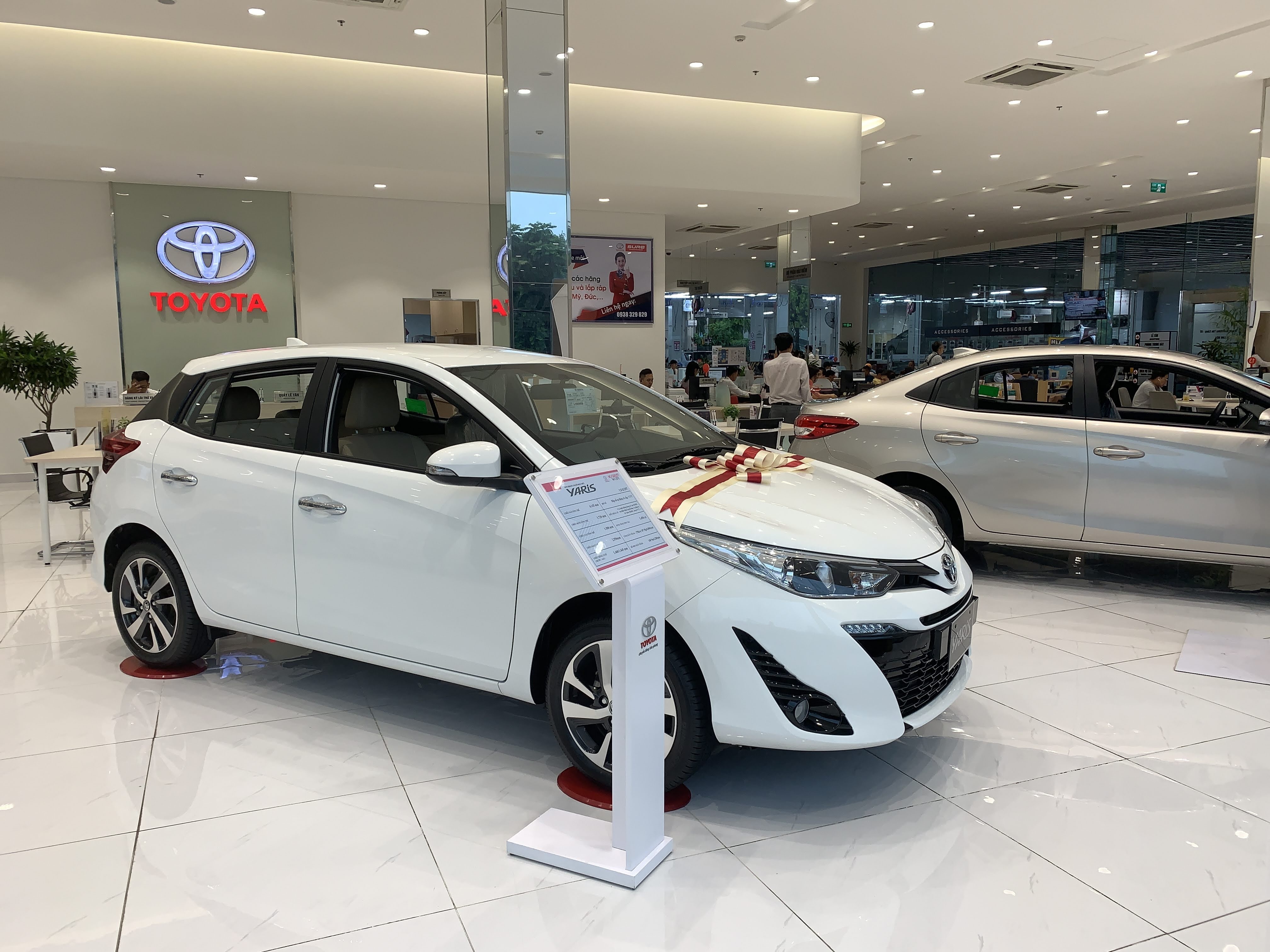 Thi truong oto gap kho khan kep vi dich benh va thang Ngau den gan hinh anh