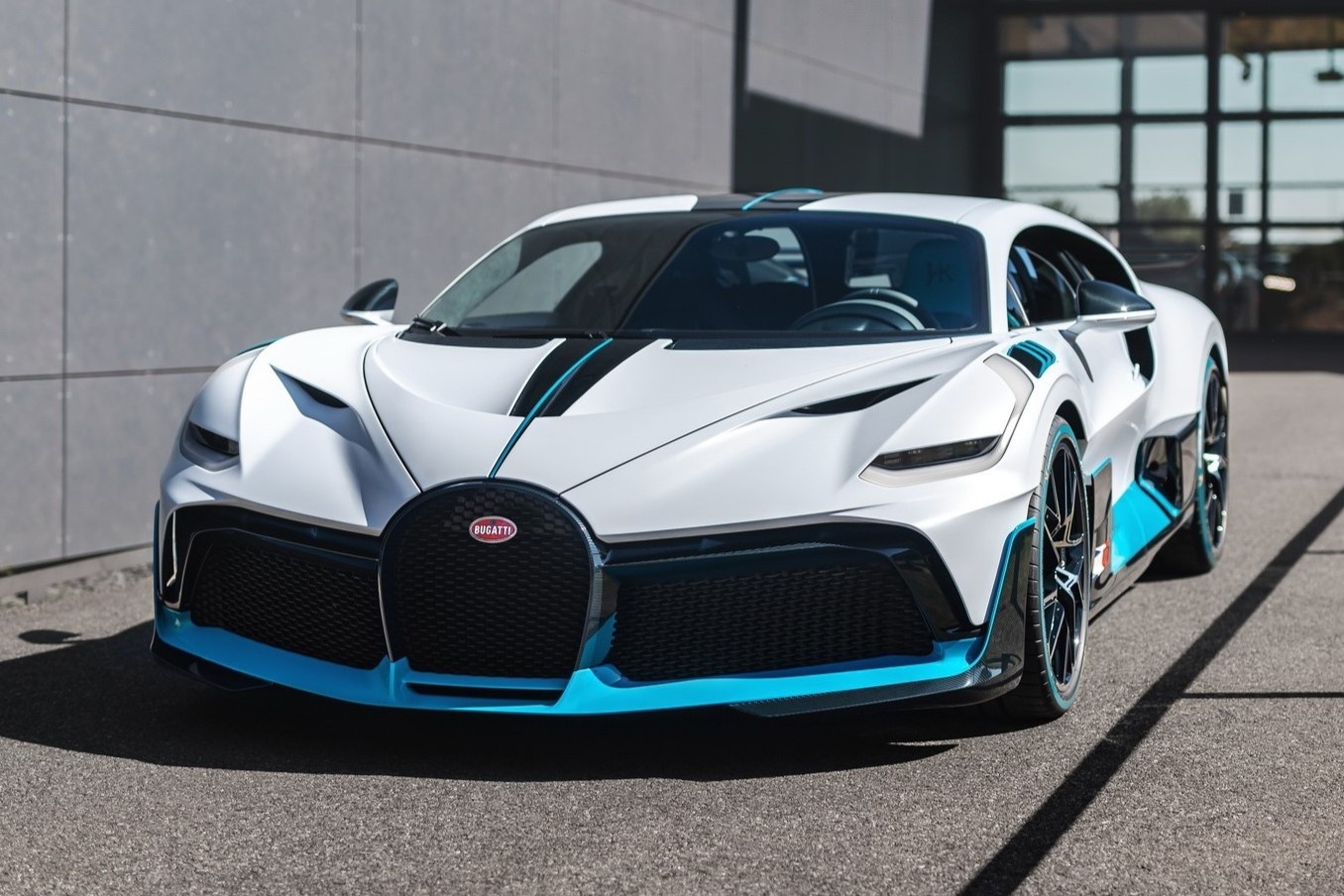 Sieu xe 1.500 ma luc gia 6 trieu USD cua Bugatti xuat xuong hinh anh