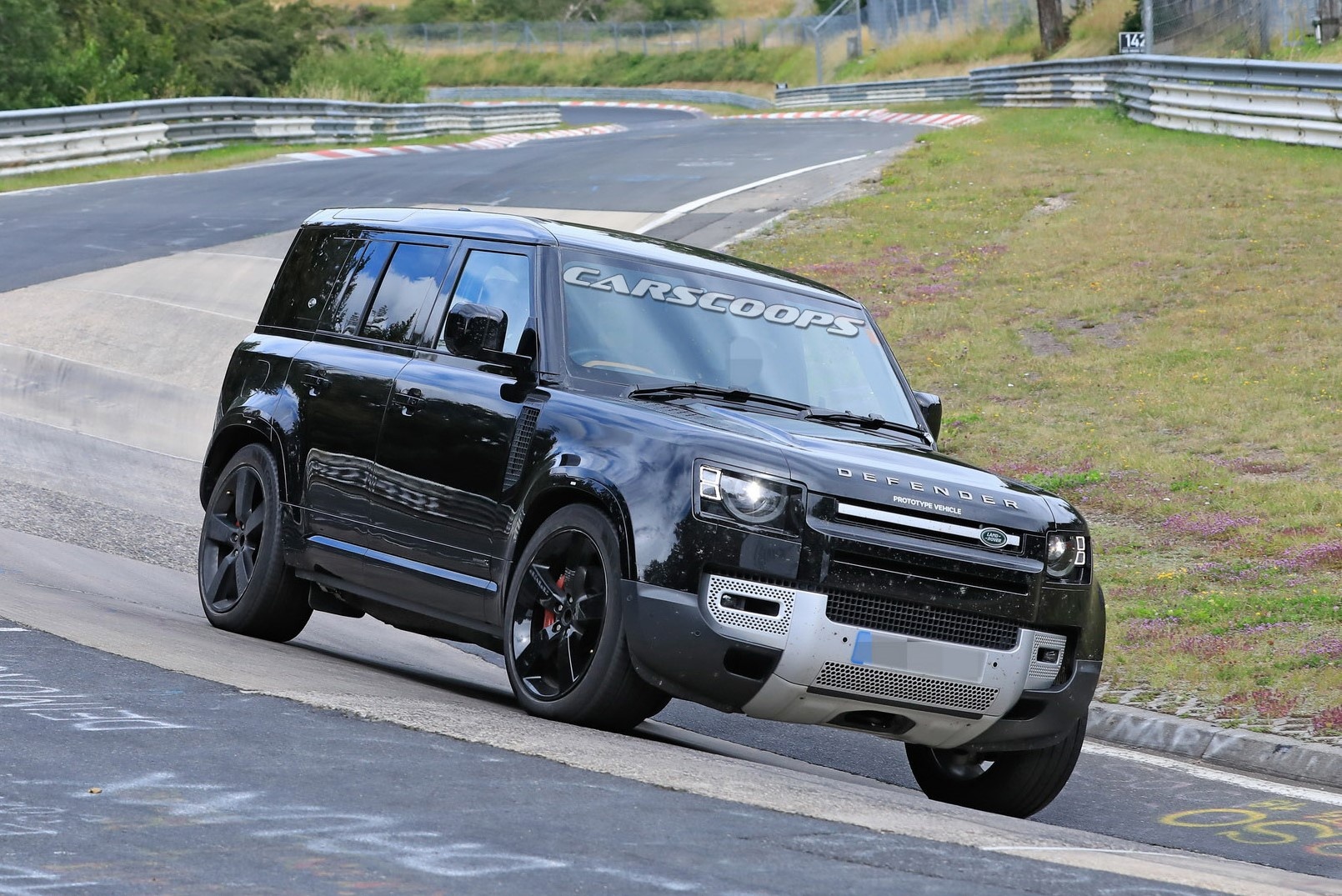 Land Rover Defender se co dong co V8 manh 500 ma luc hinh anh