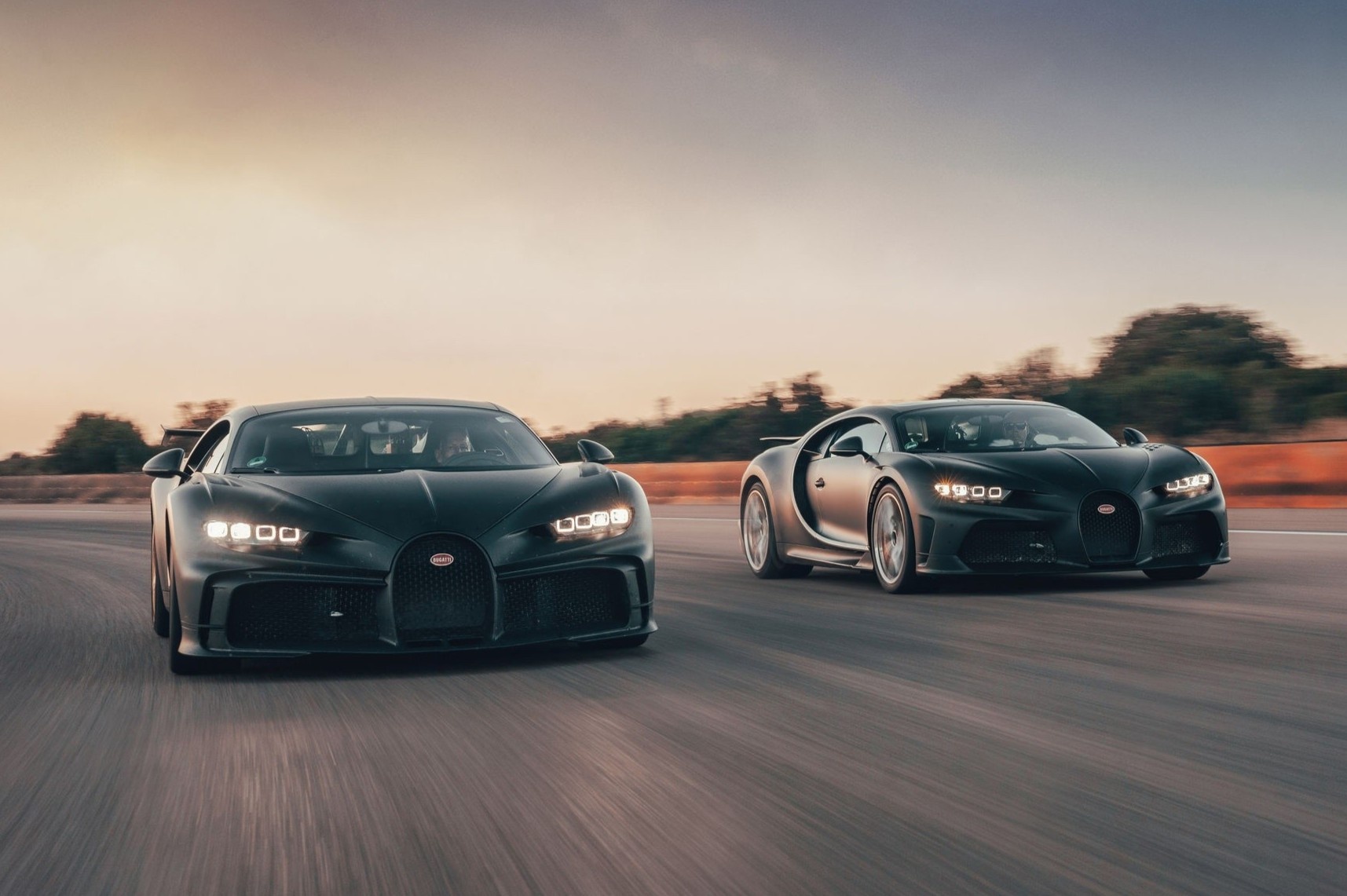 Hai mau Bugatti Chiron dac biet sap trinh lang hinh anh