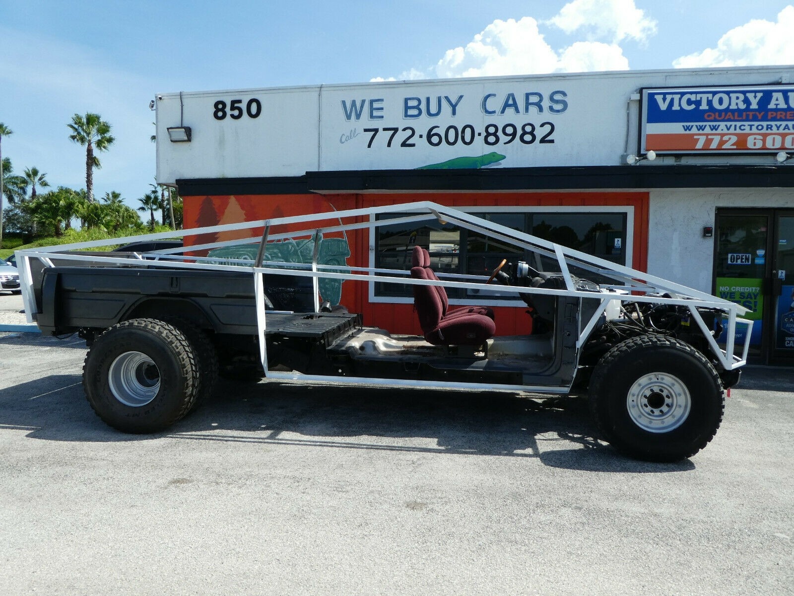 Ban sao Tesla Cybertruck duoc ban dau gia hinh anh