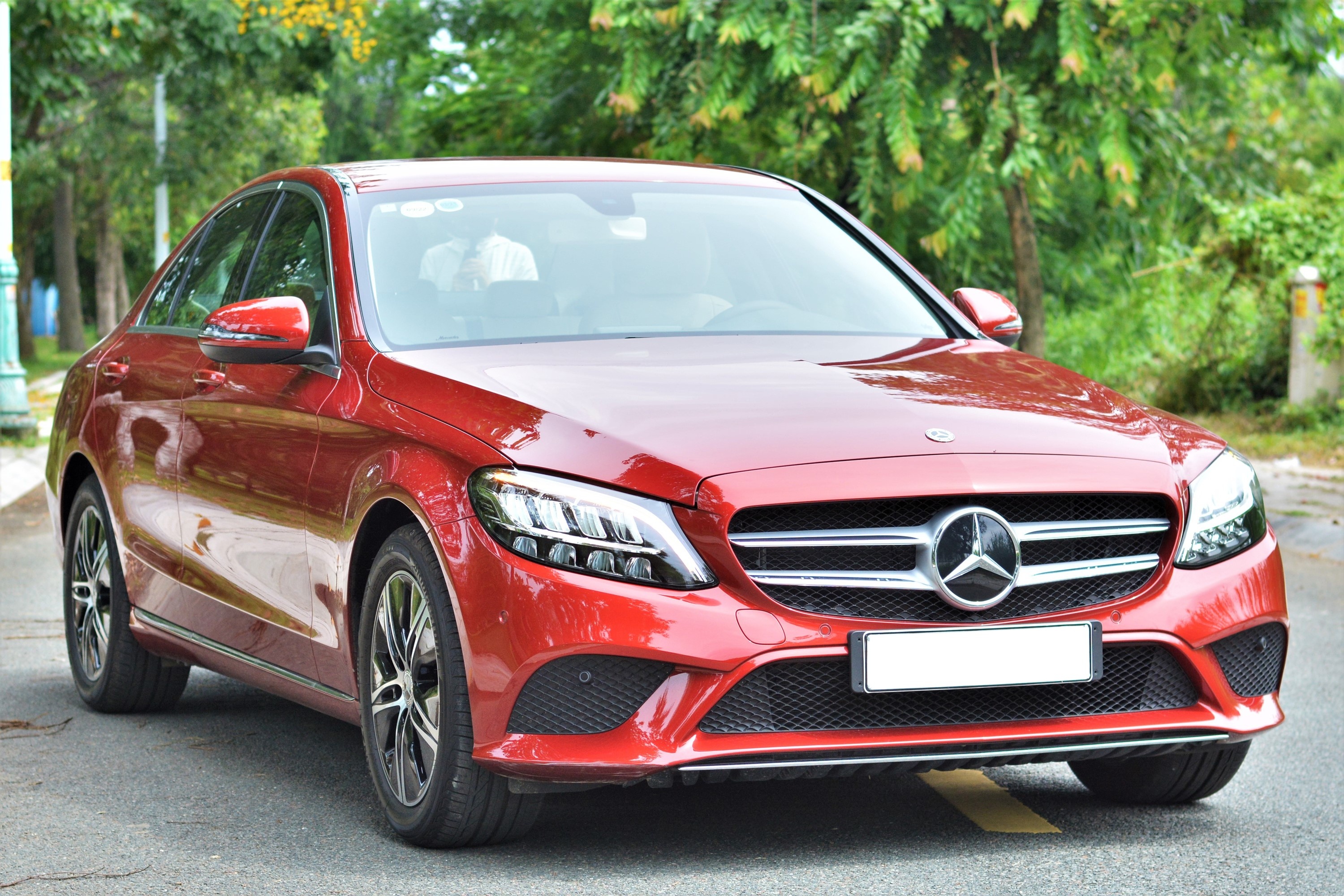 Mercedes-Benz C-Class la dong xe an tuong nhat tren ung dung hen ho hinh anh