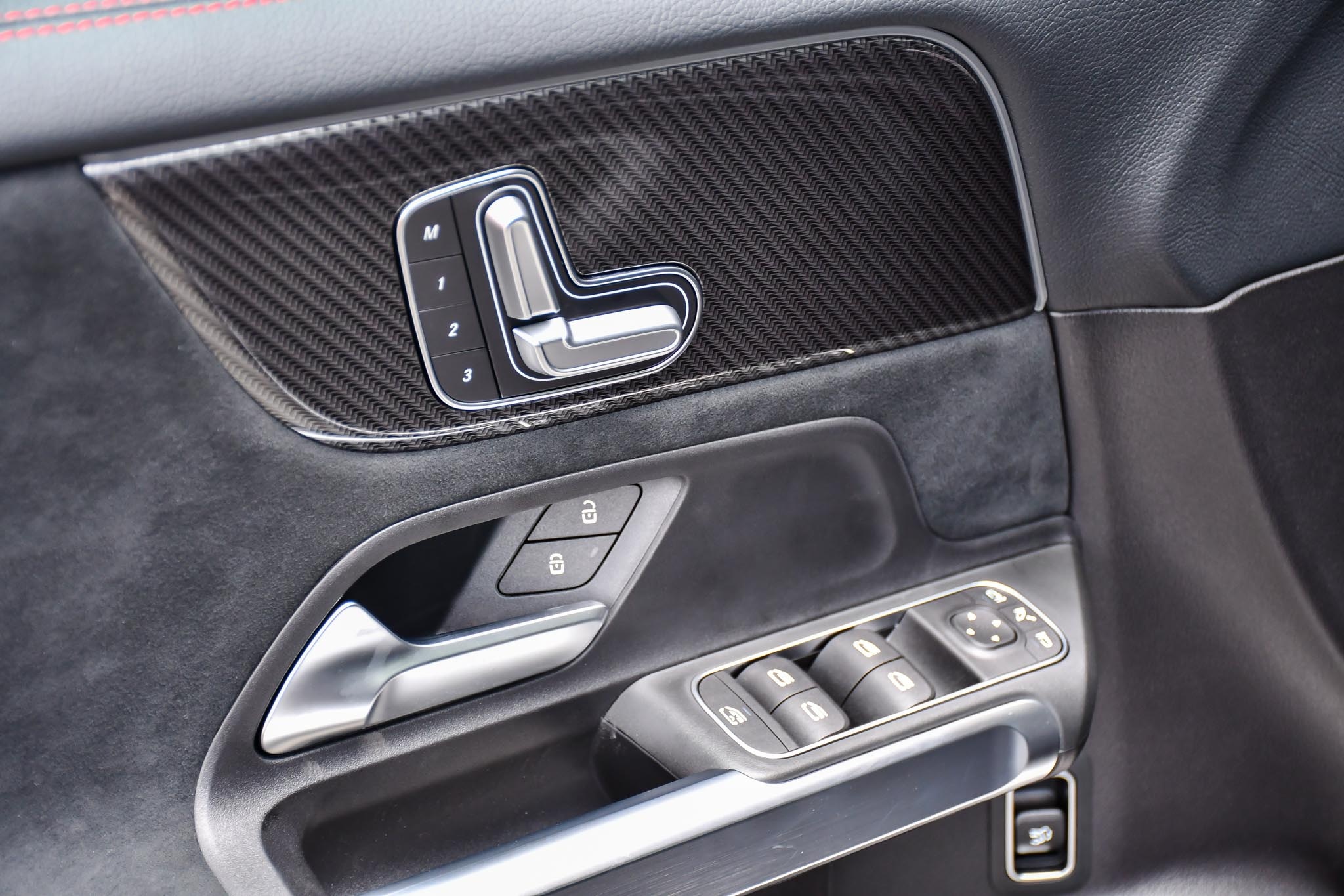 Mercedes GLB 200 AMG anh 25