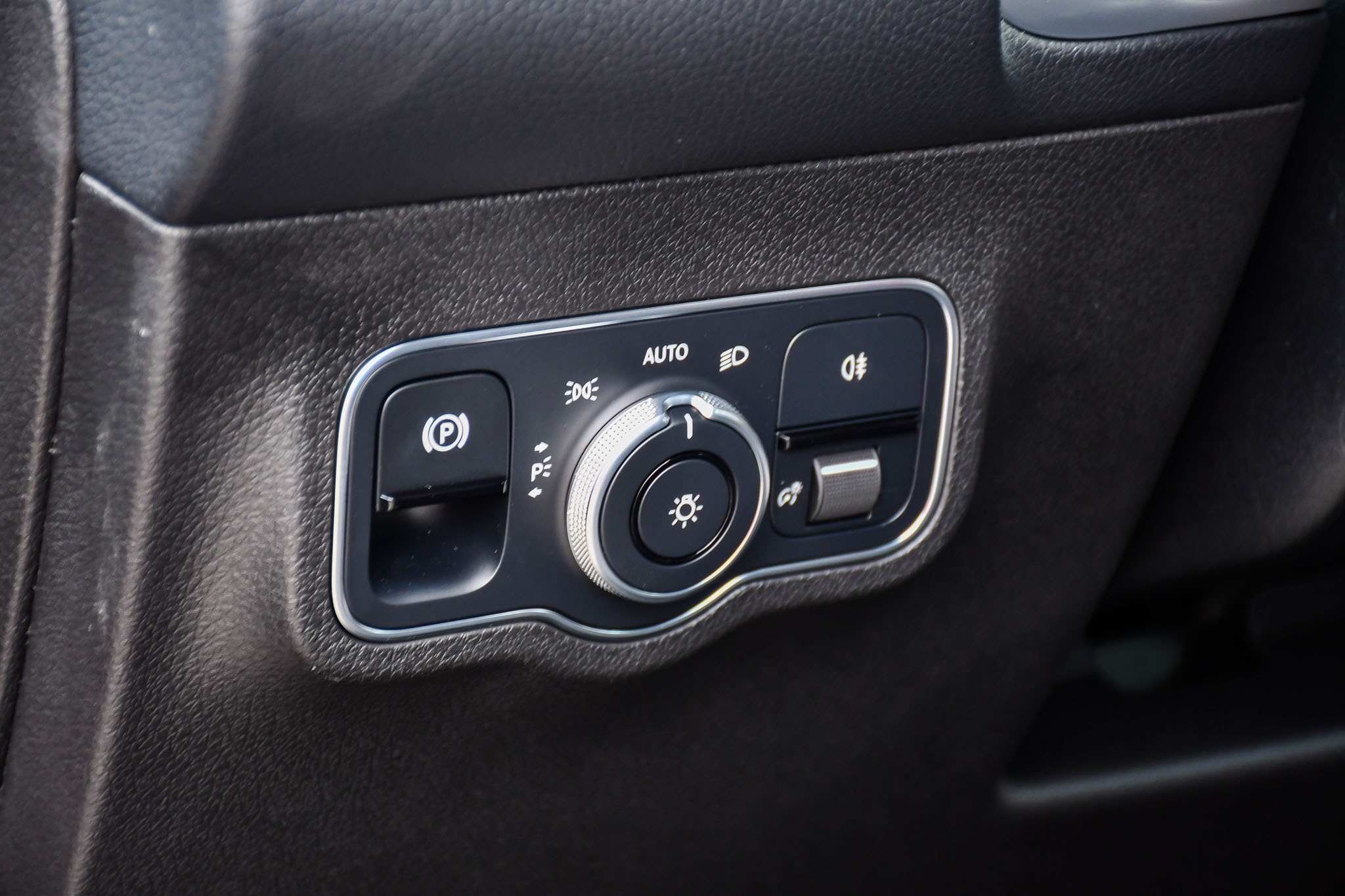 Mercedes GLB 200 AMG anh 24