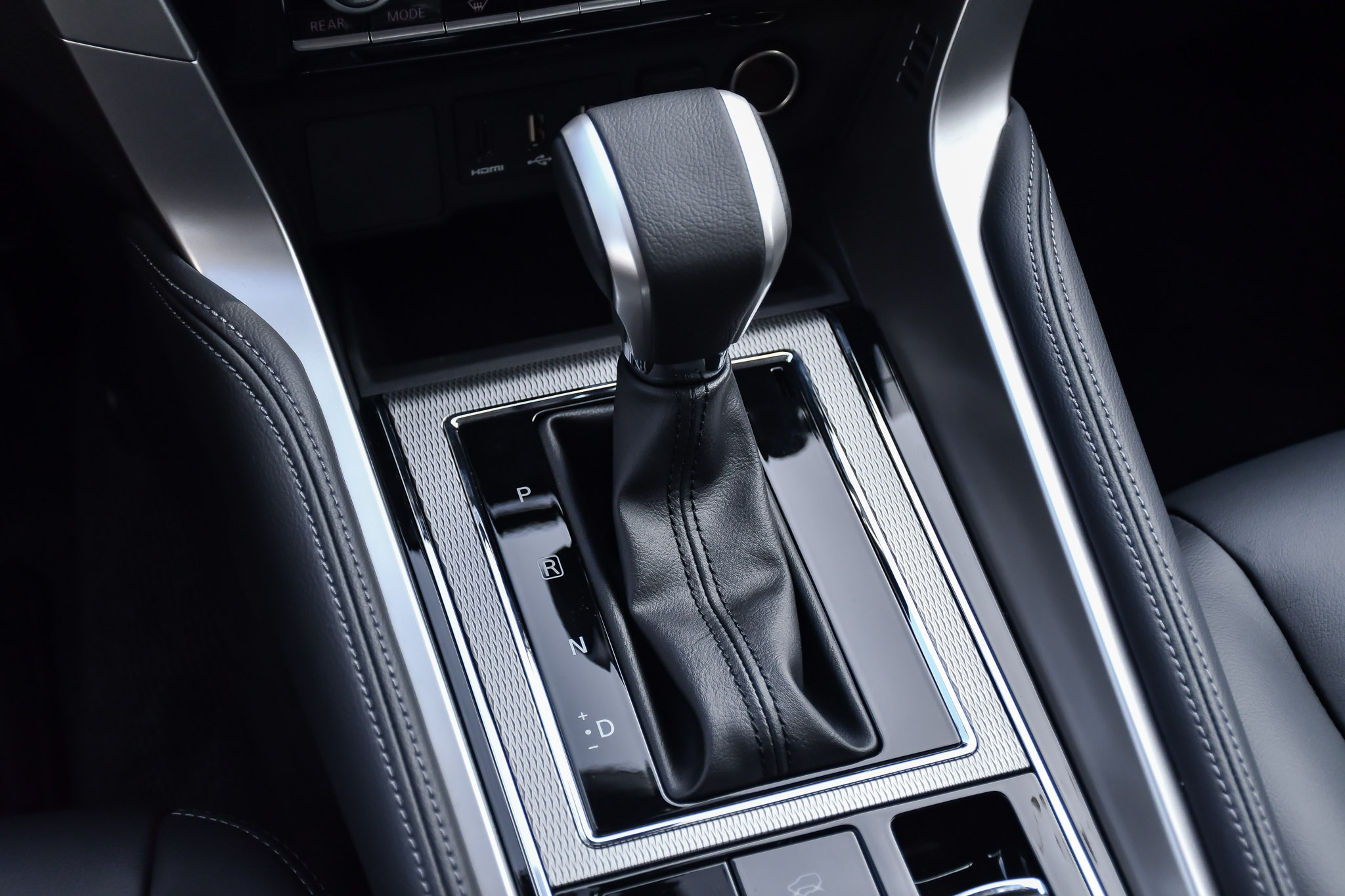 Mitsubishi Pajero Sport 2020 anh 30