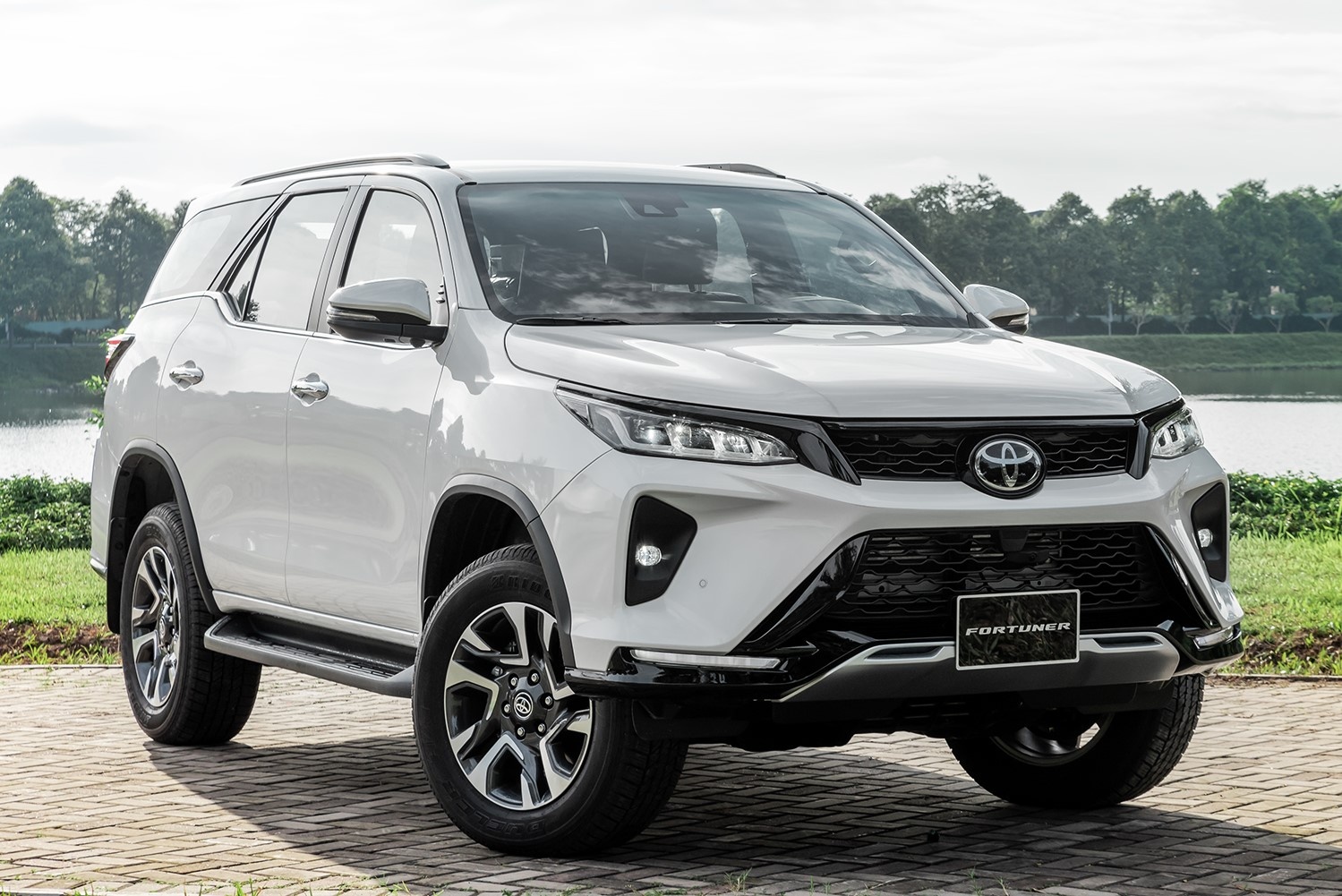 Chon Mitsubishi Pajero Sport hay Toyota Fortuner voi 1,4 ty dong? hinh anh