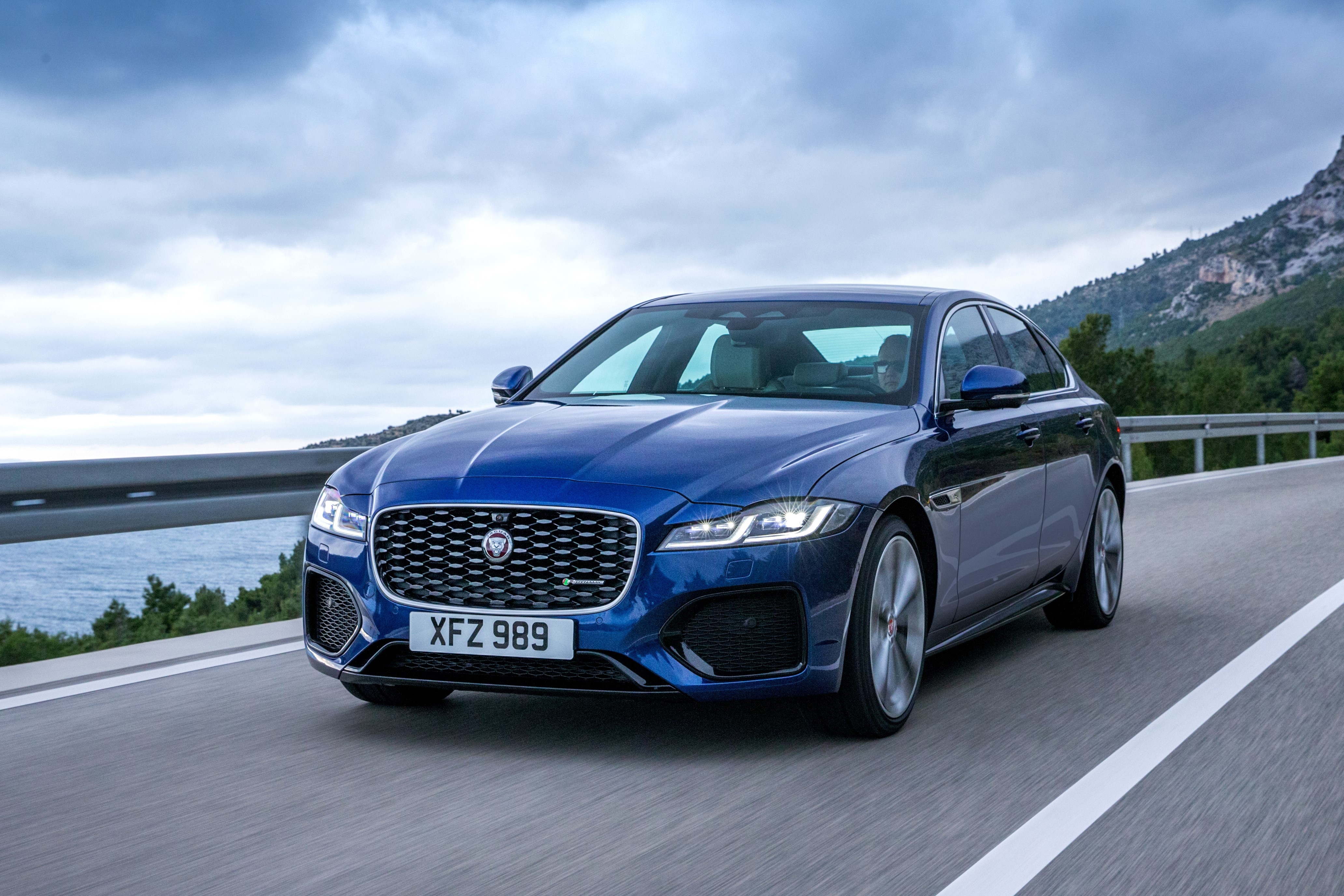 Jaguar XF 2021 duoc ra mat voi nhieu nang cap dang gia hinh anh