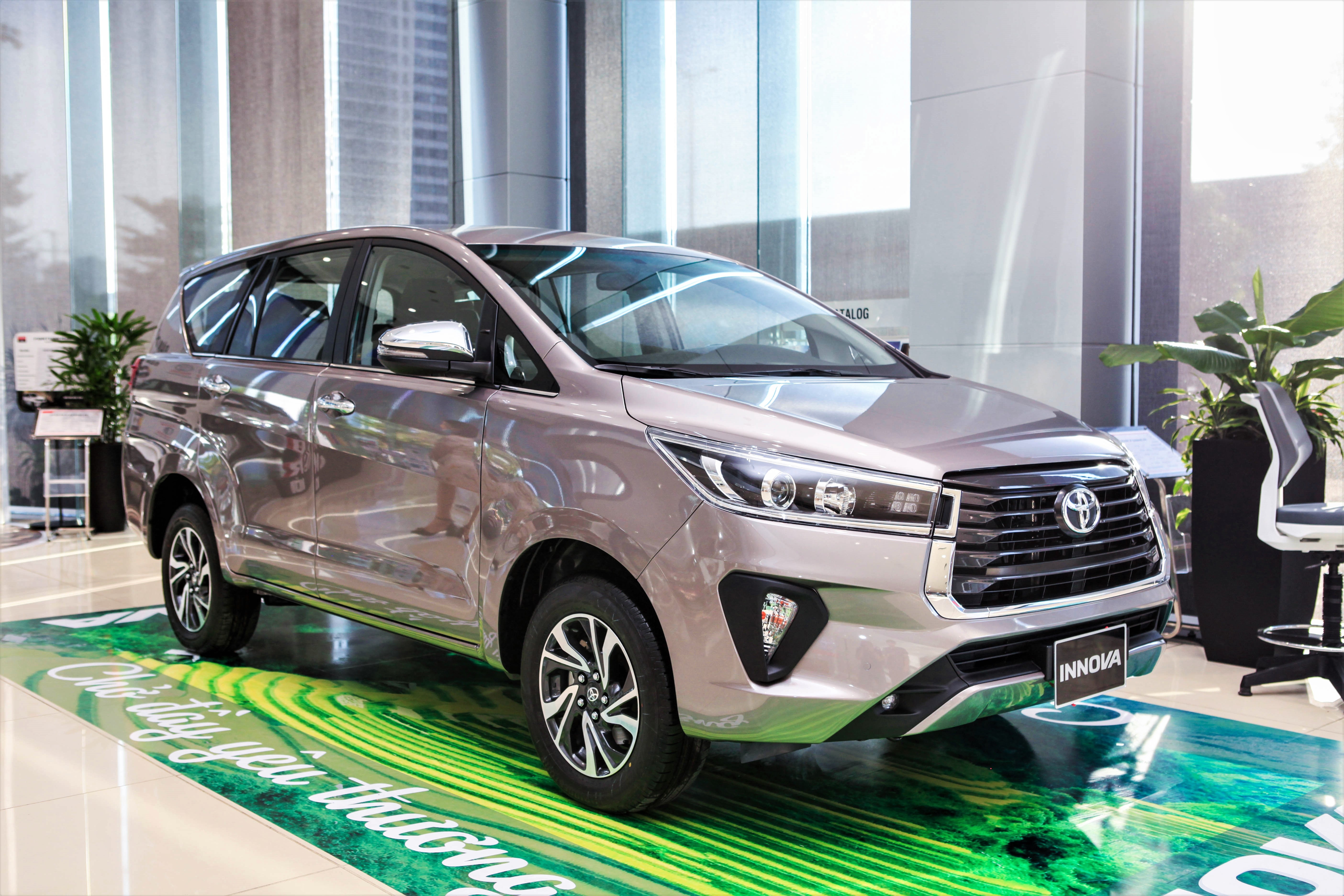 Toyota Innova 2021 kho lay lai vi the da mat hinh anh