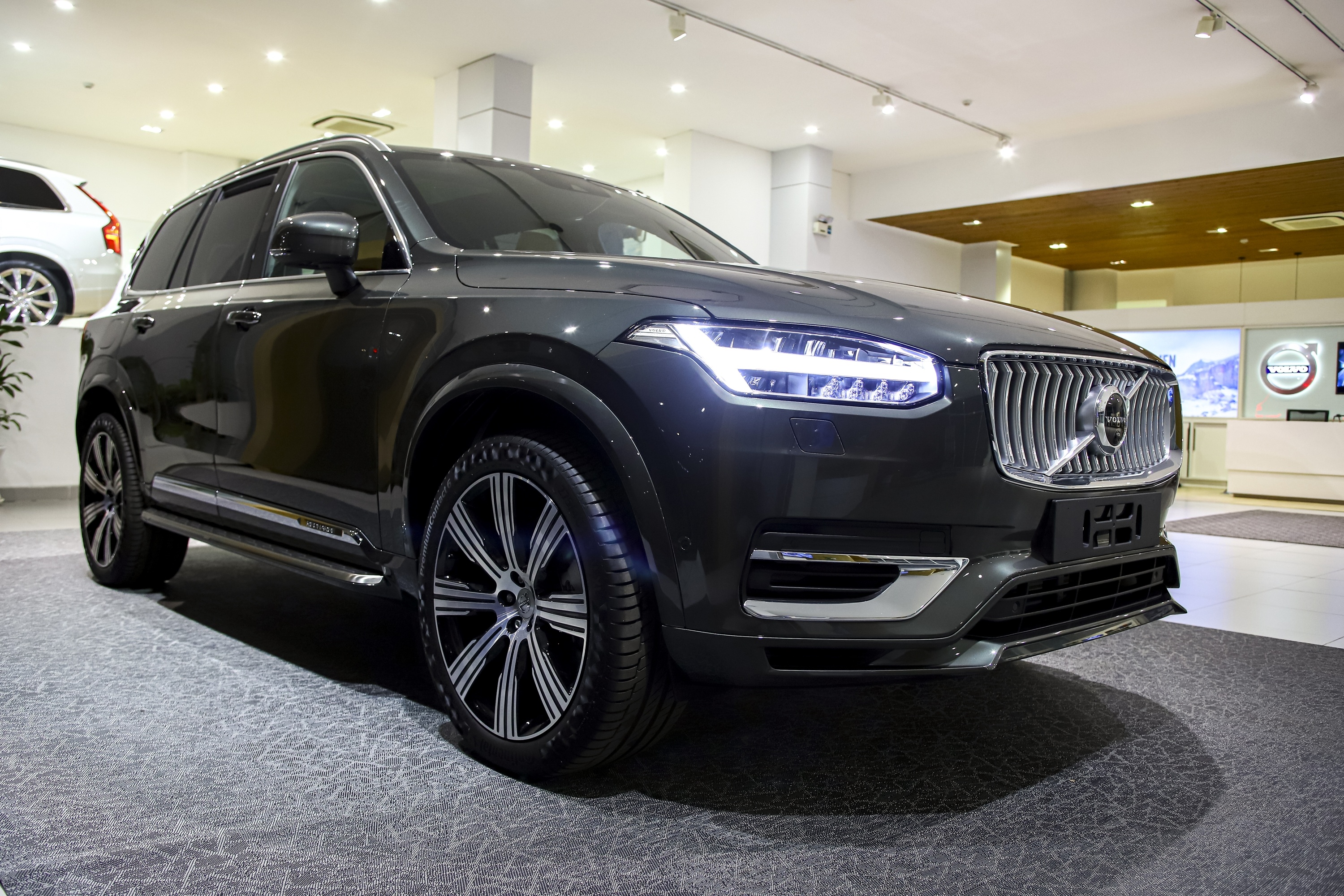 Volvo XC90 T8 2020 anh 2