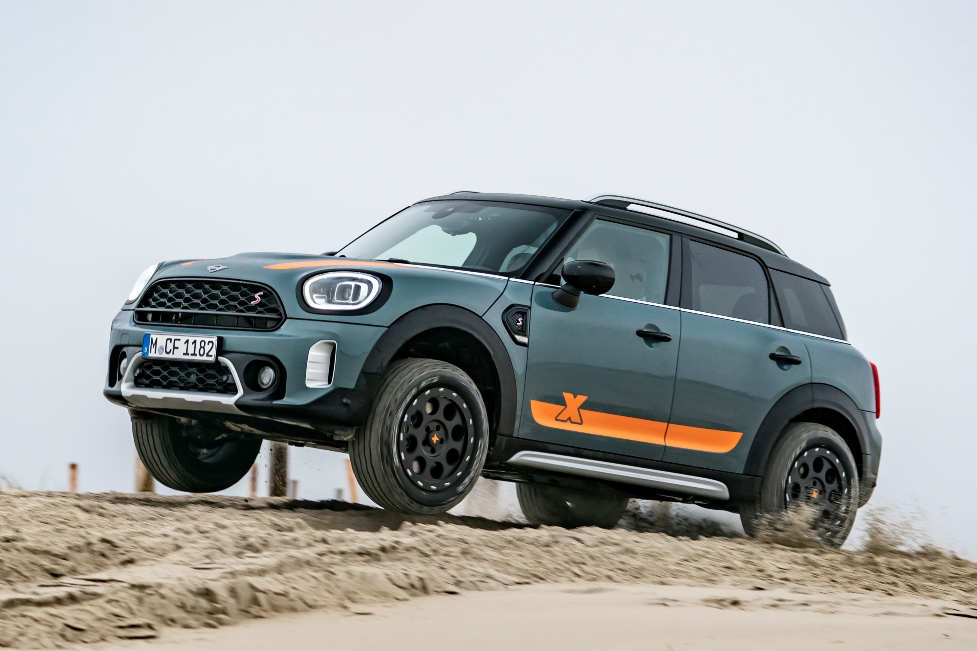 MINI Countryman duoc do off-road ham ho hinh anh
