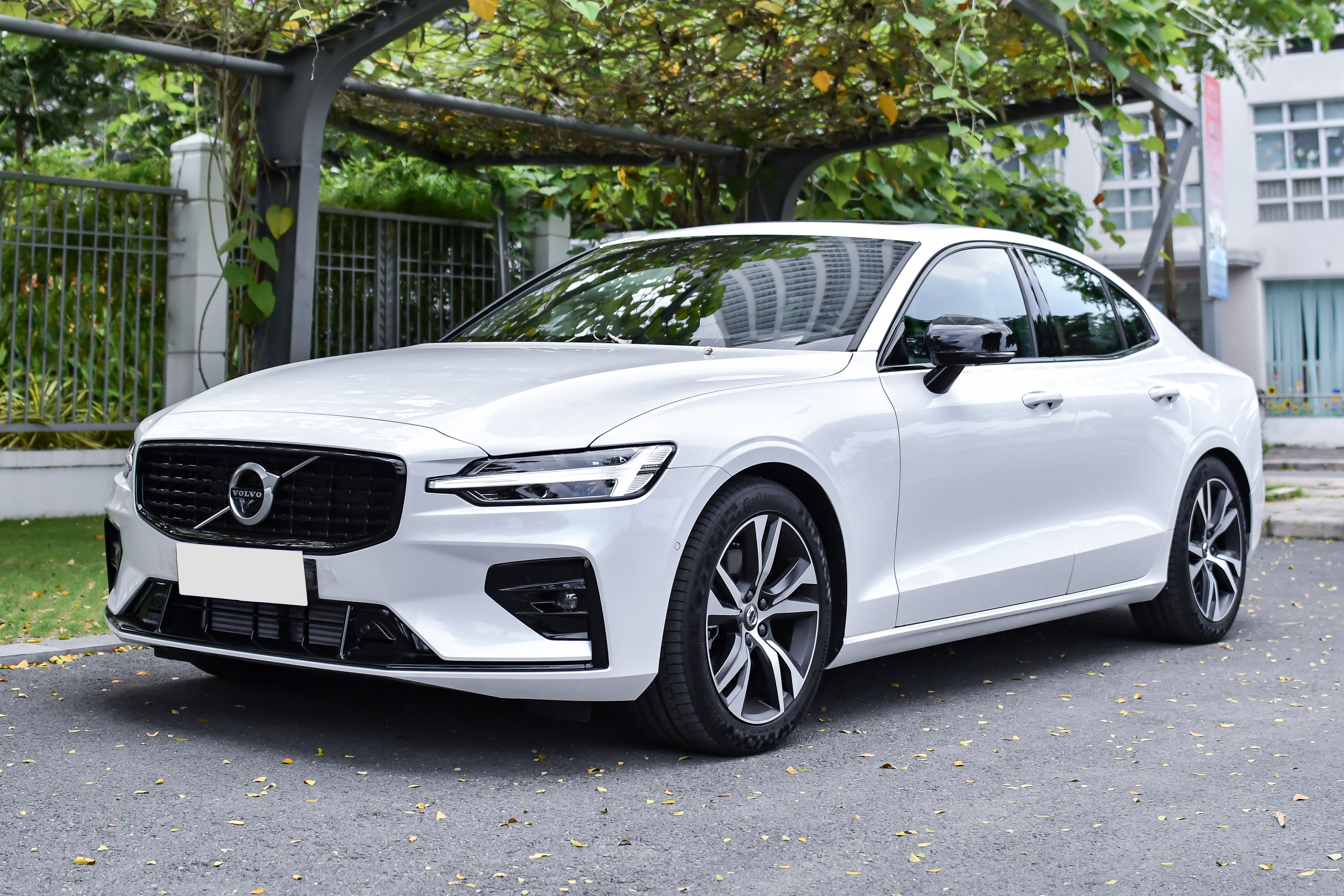 Chi tiet Volvo S60 R-Design gia tu 1,7 ty dong, doi thu Mercedes C 200 hinh anh