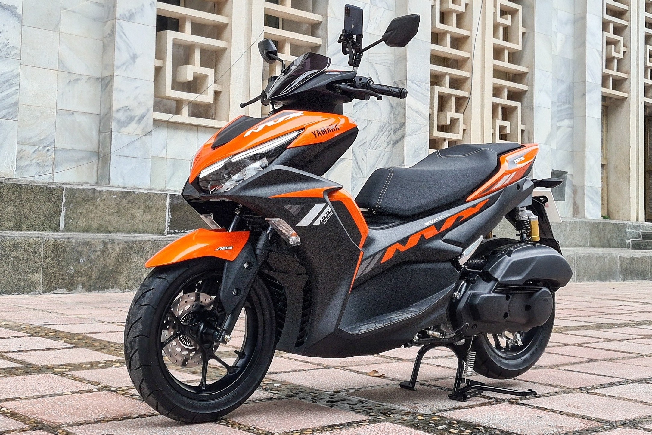 Hon 50 trieu dong, chon Yamaha NVX hay Honda Air Blade? hinh anh