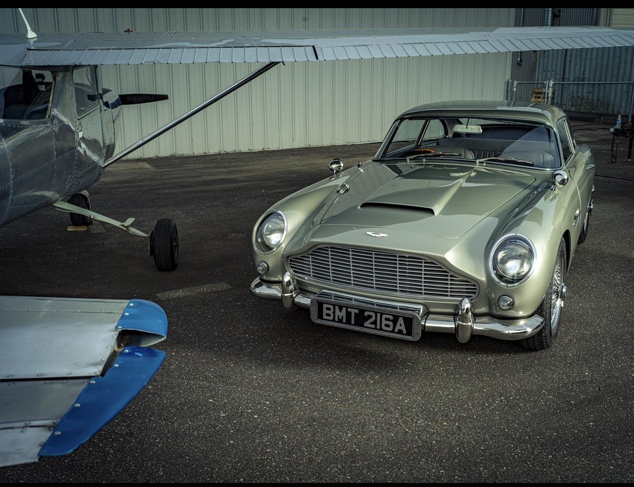 Mo hinh xe Aston Martin cua James Bond co gia 201.007 USD hinh anh