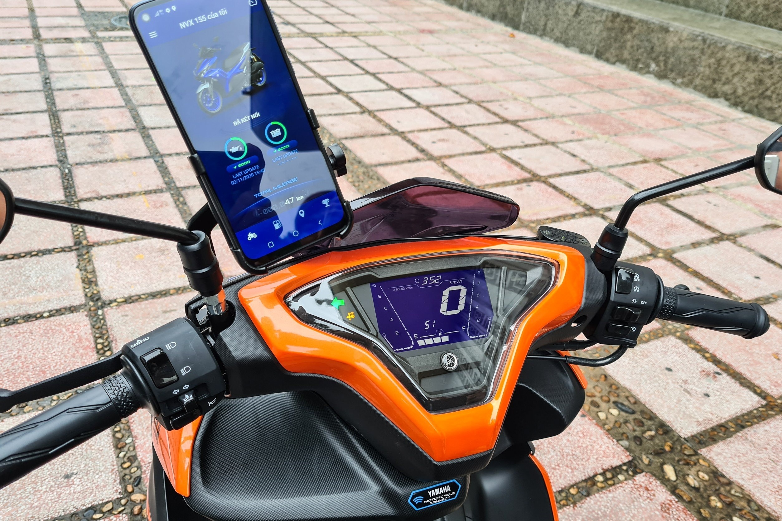 Ket noi dien thoai voi xe may co huu dung? hinh anh