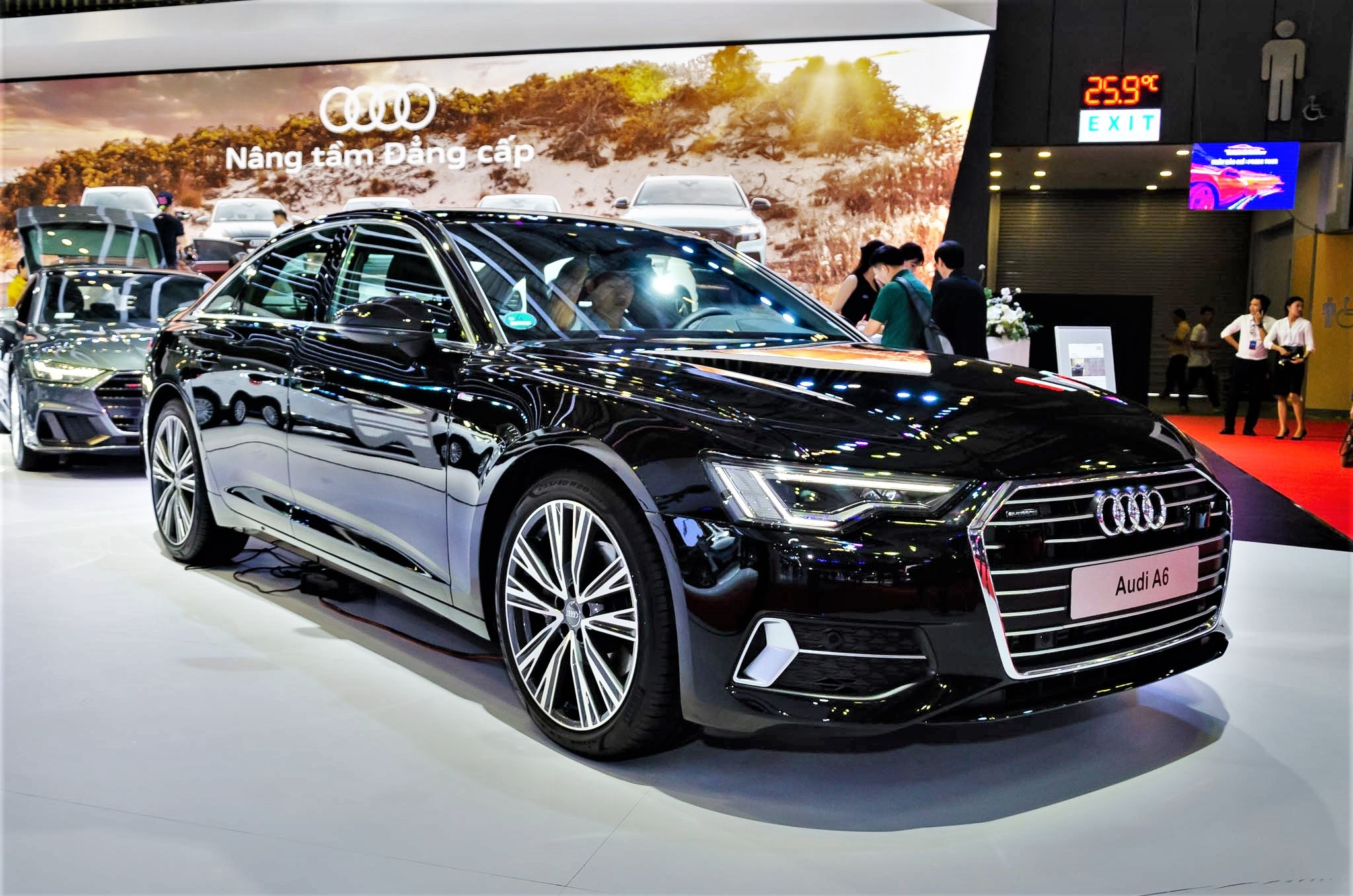 Lua chon sedan hang sang tam 2-3 ty dong ngoai Mercedes-Benz va BMW hinh anh